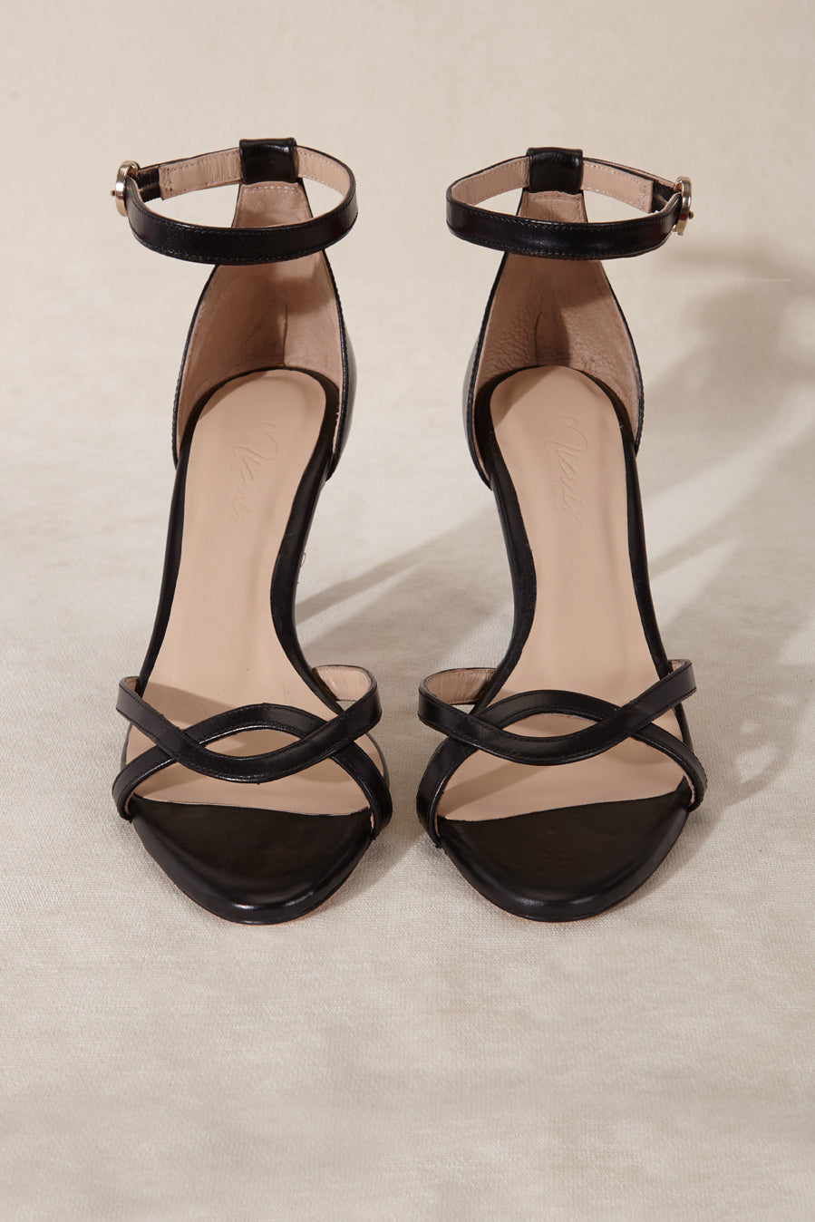 Sandalias de cuero negro con pulsera en tobillo y tacón de 9 cm