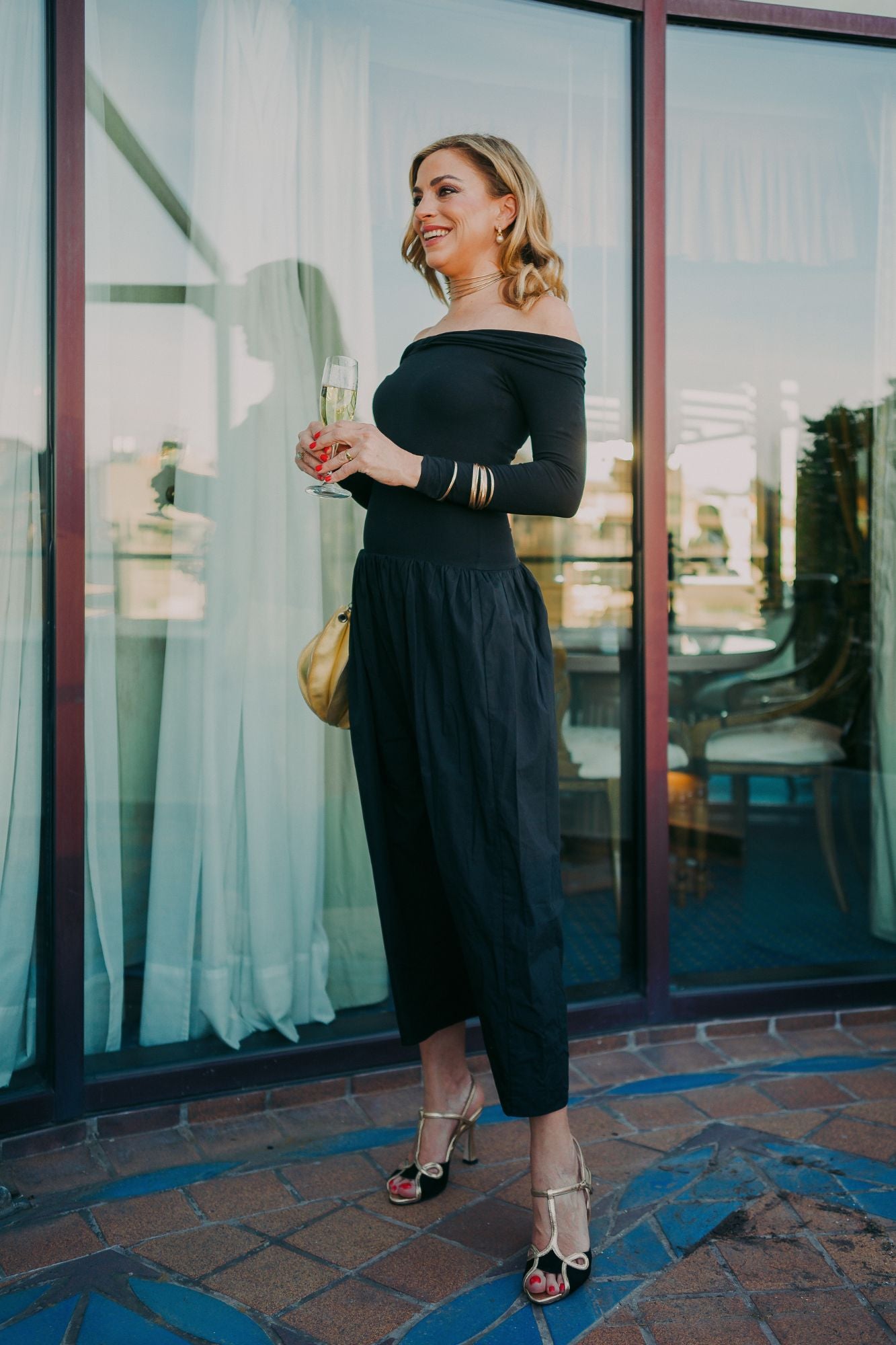 SANDALIA MIA ORO Y NEGRO 7CM