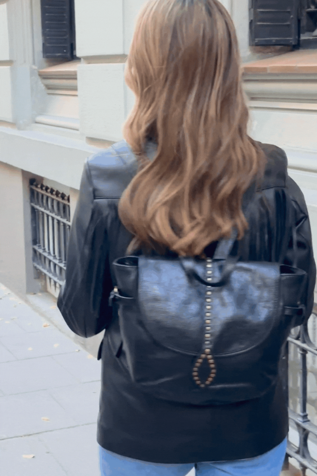 SAC À DOS NOIR AVEC CLOUS DORÉS