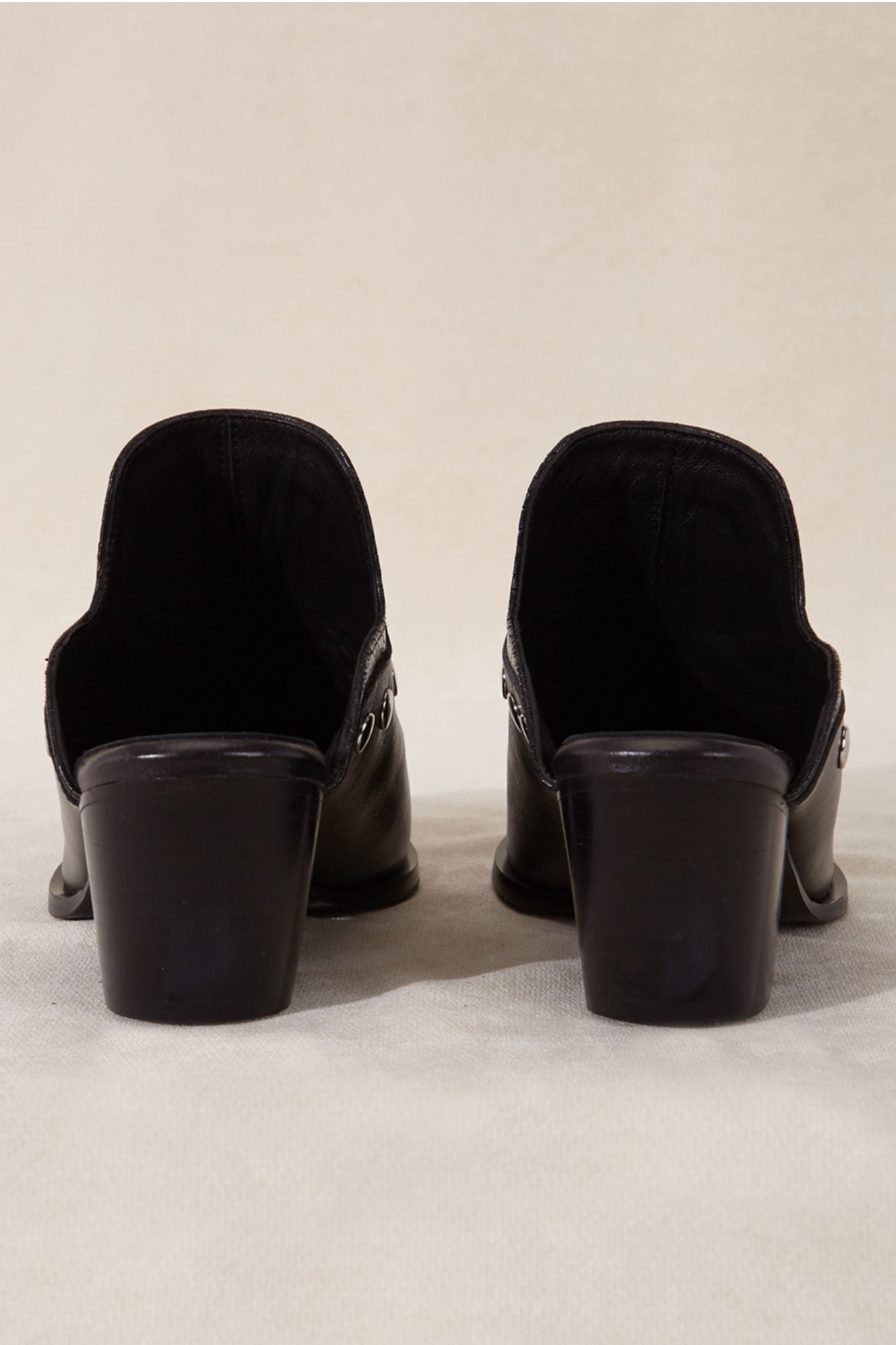 Heeled clogs in black color