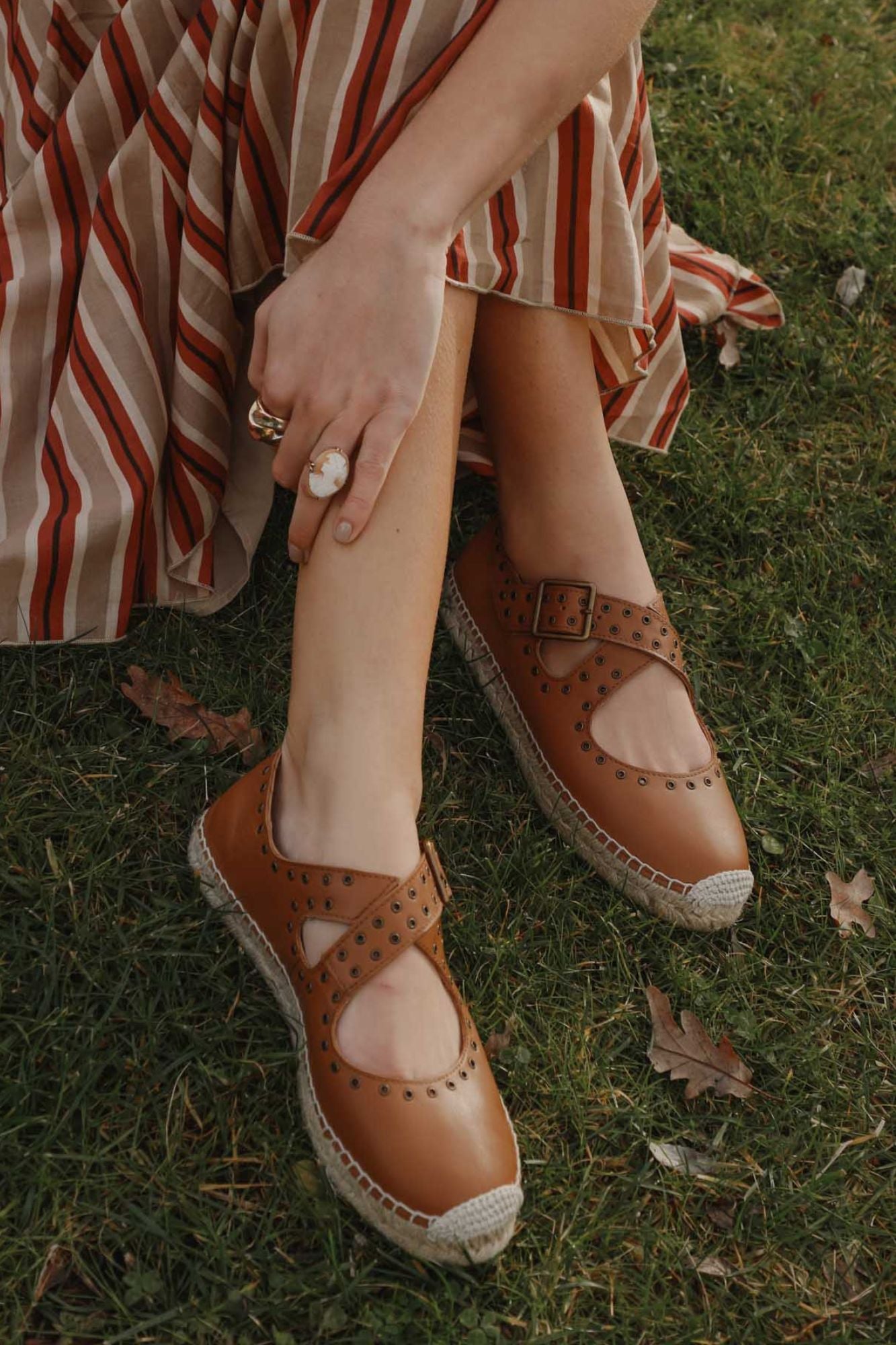 BAILARINA CRUZADA ALAIA TOSTADO