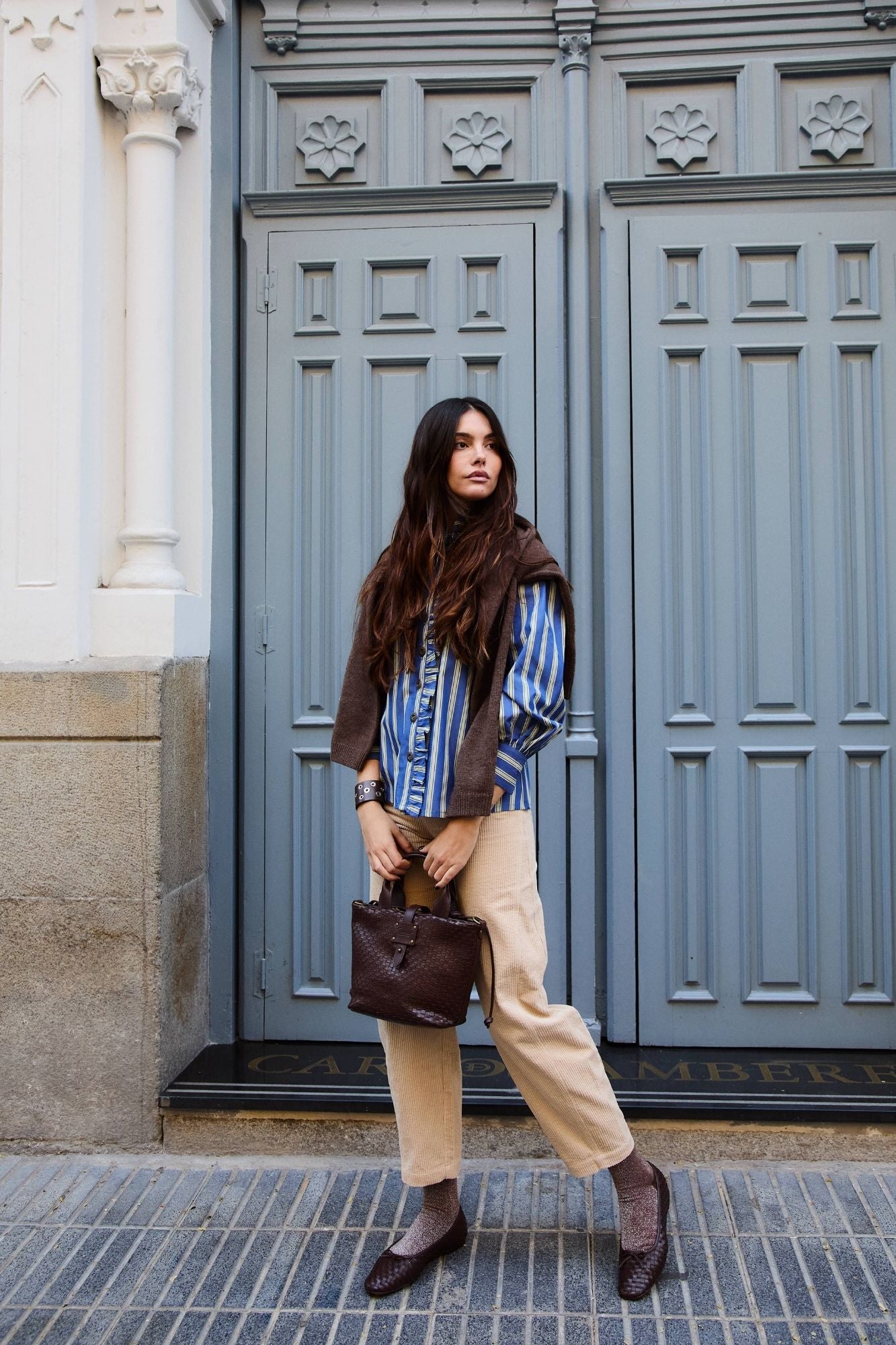 CHEMISE À RAYURES BLEUES À VOLANTS