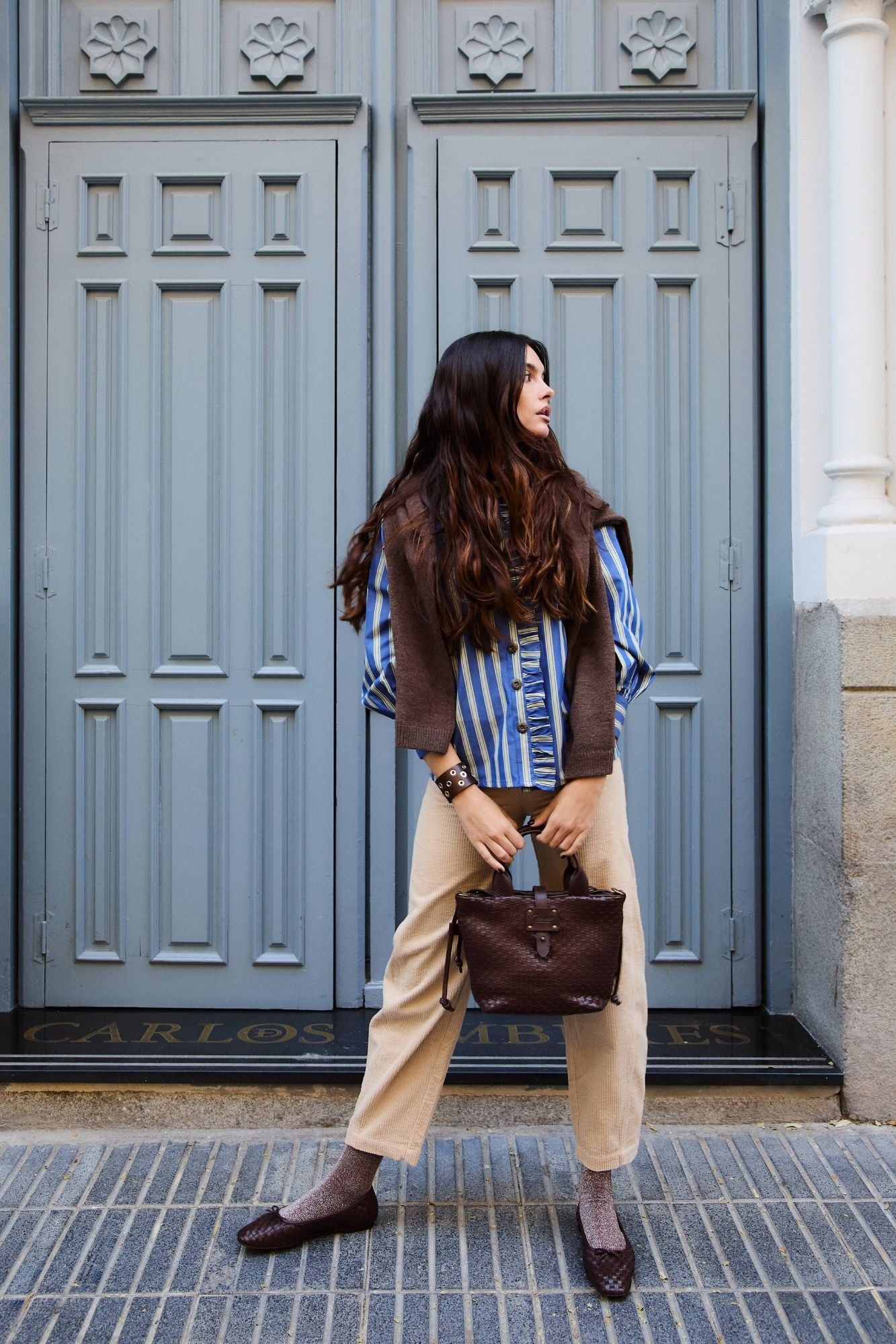 CHEMISE À RAYURES BLEUES À VOLANTS