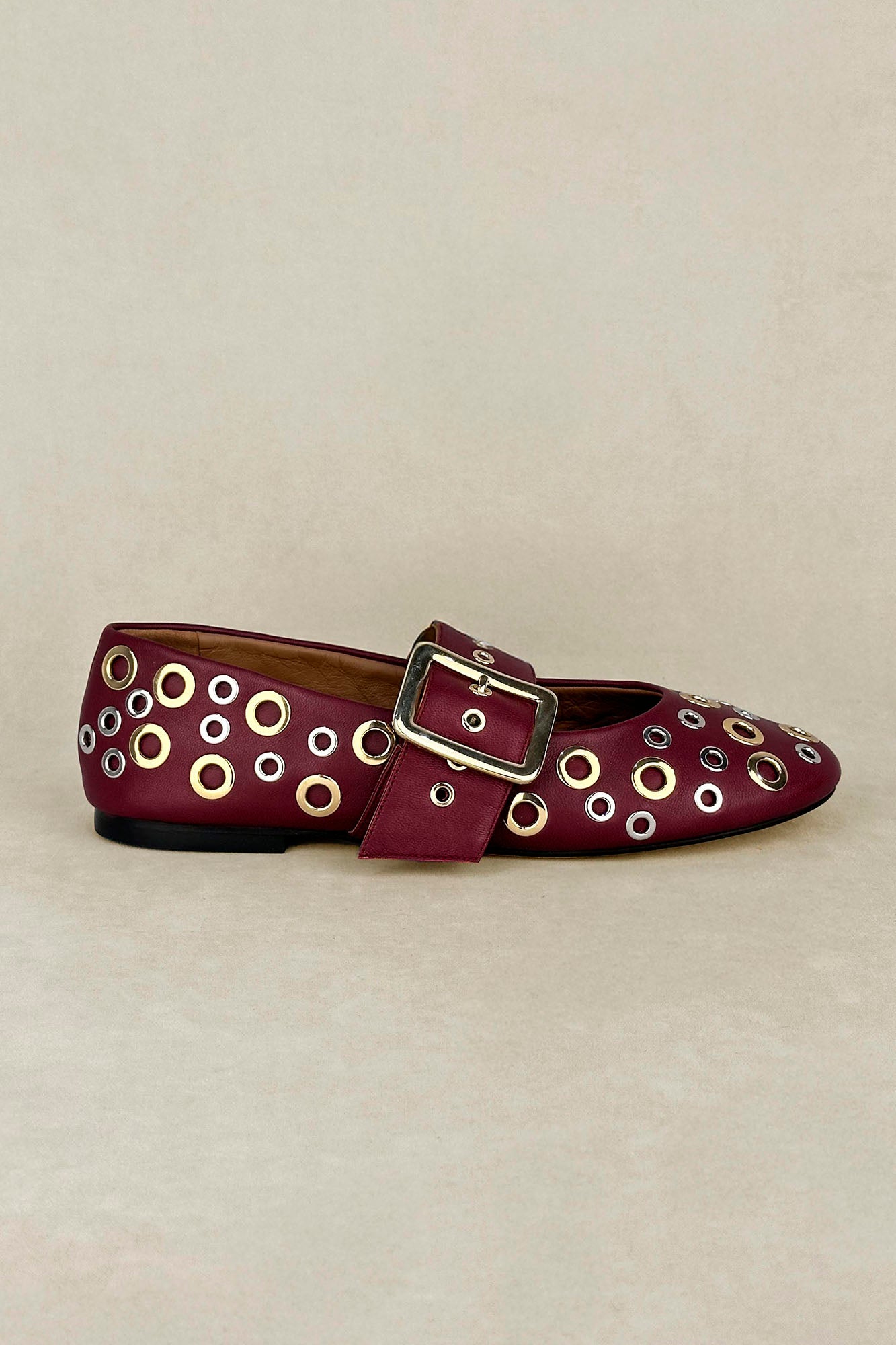 Bailarina burdeos con tachas