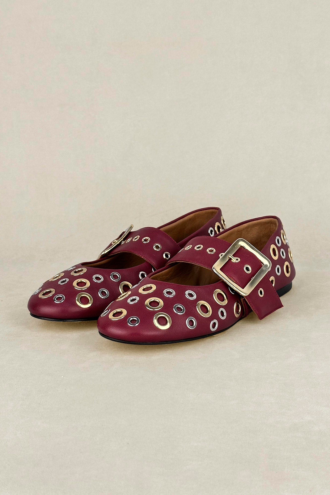 Bailarinas con cierre de hebilla color granate. Zapatos de entretiempo