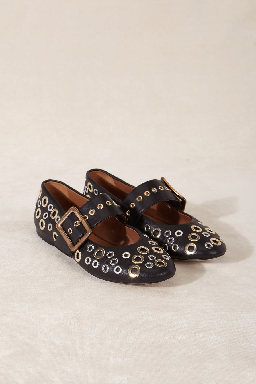 Bailarinas negras de cuero negro con tachas