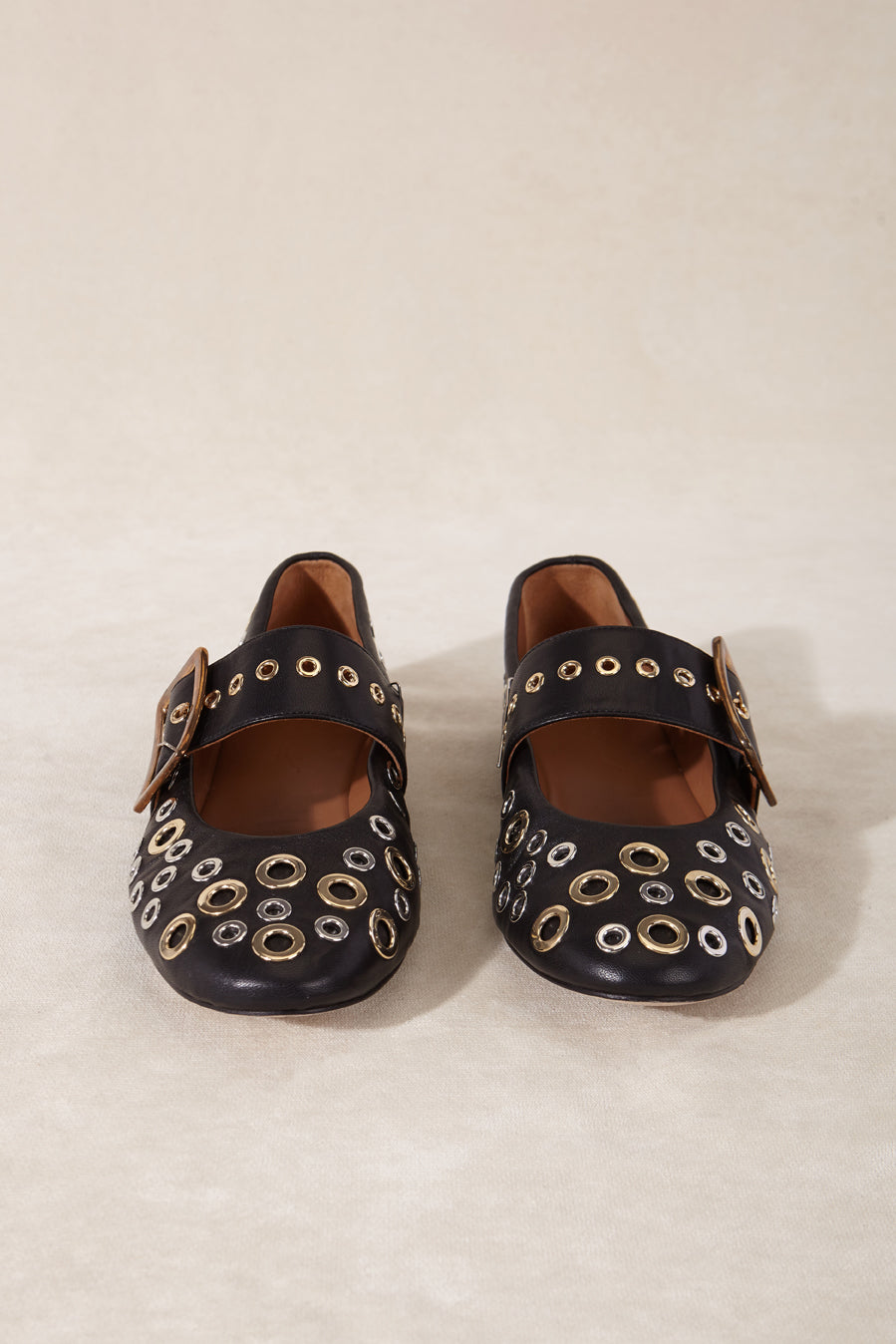 Bailarinas cuero negro estilo rock con tachas en color dorado y plateado.