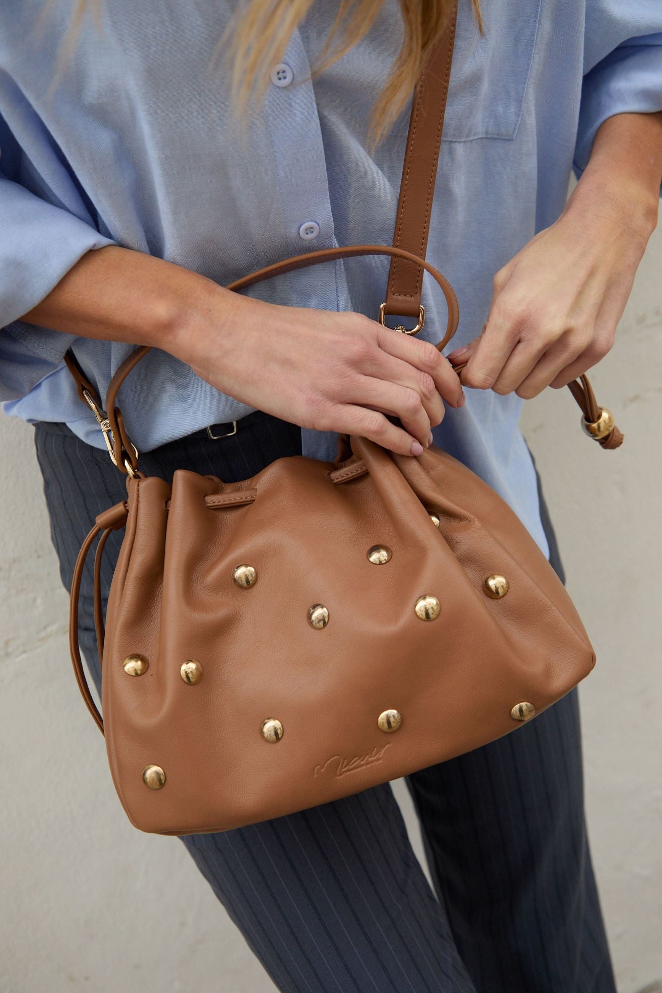 BOLSO BOMBONERA TACHAS CARAMELO