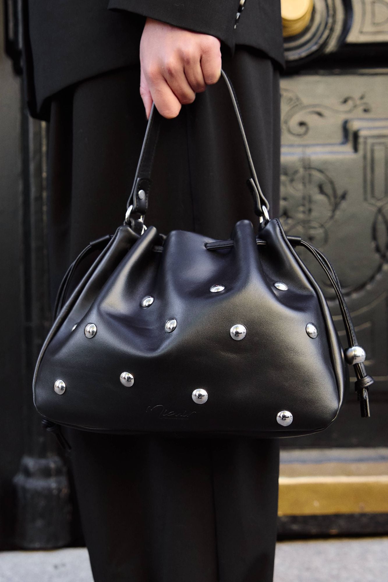 BOLSO BOMBONERA TACHAS NEGRO