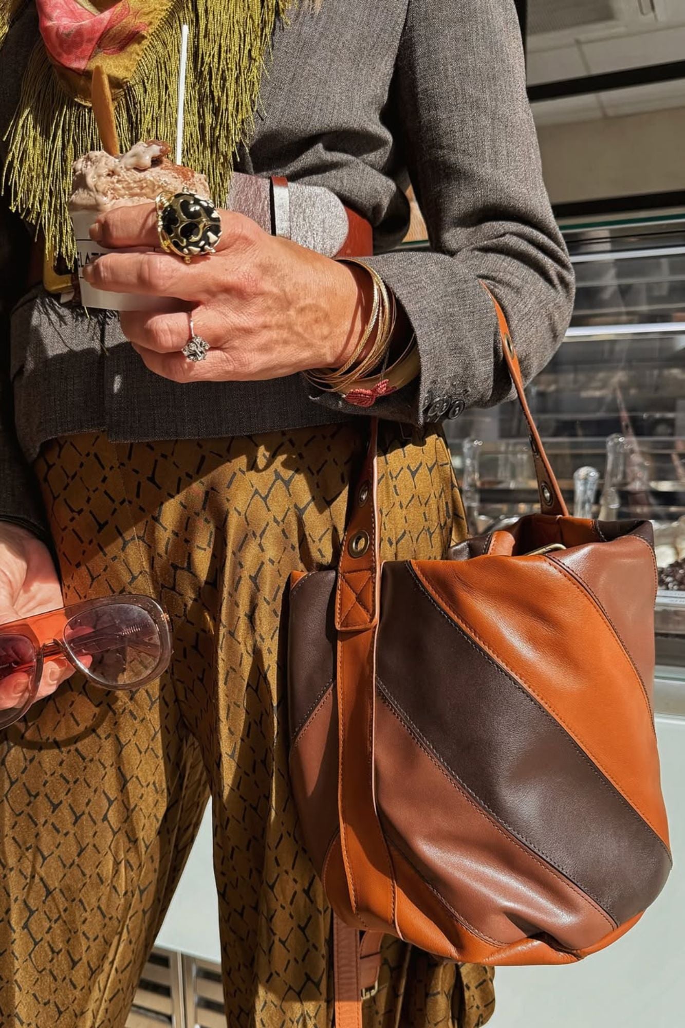 BOLSO BUCKET COMBINADO CUERO