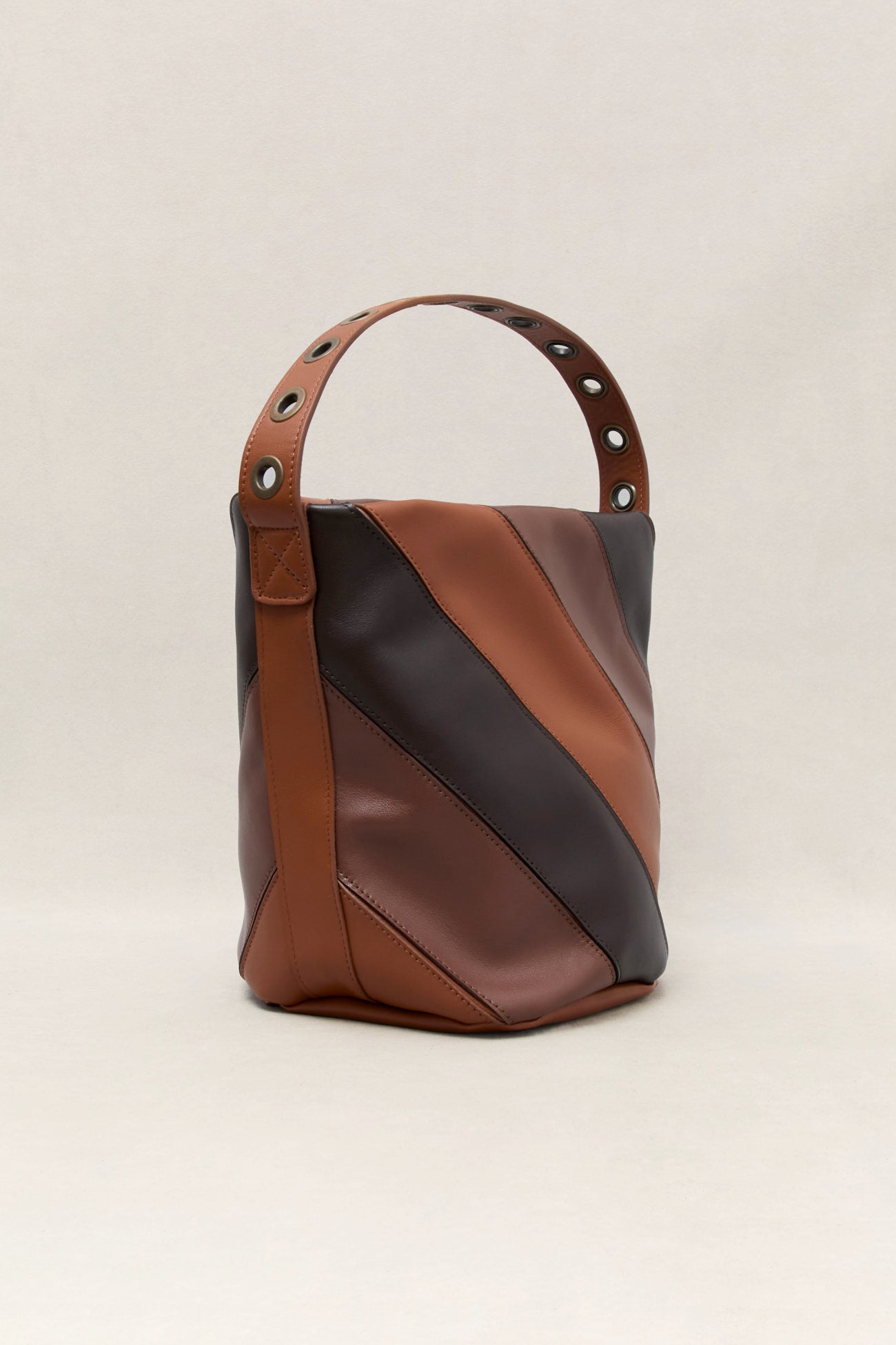 BOLSO BUCKET COMBINADO CUERO