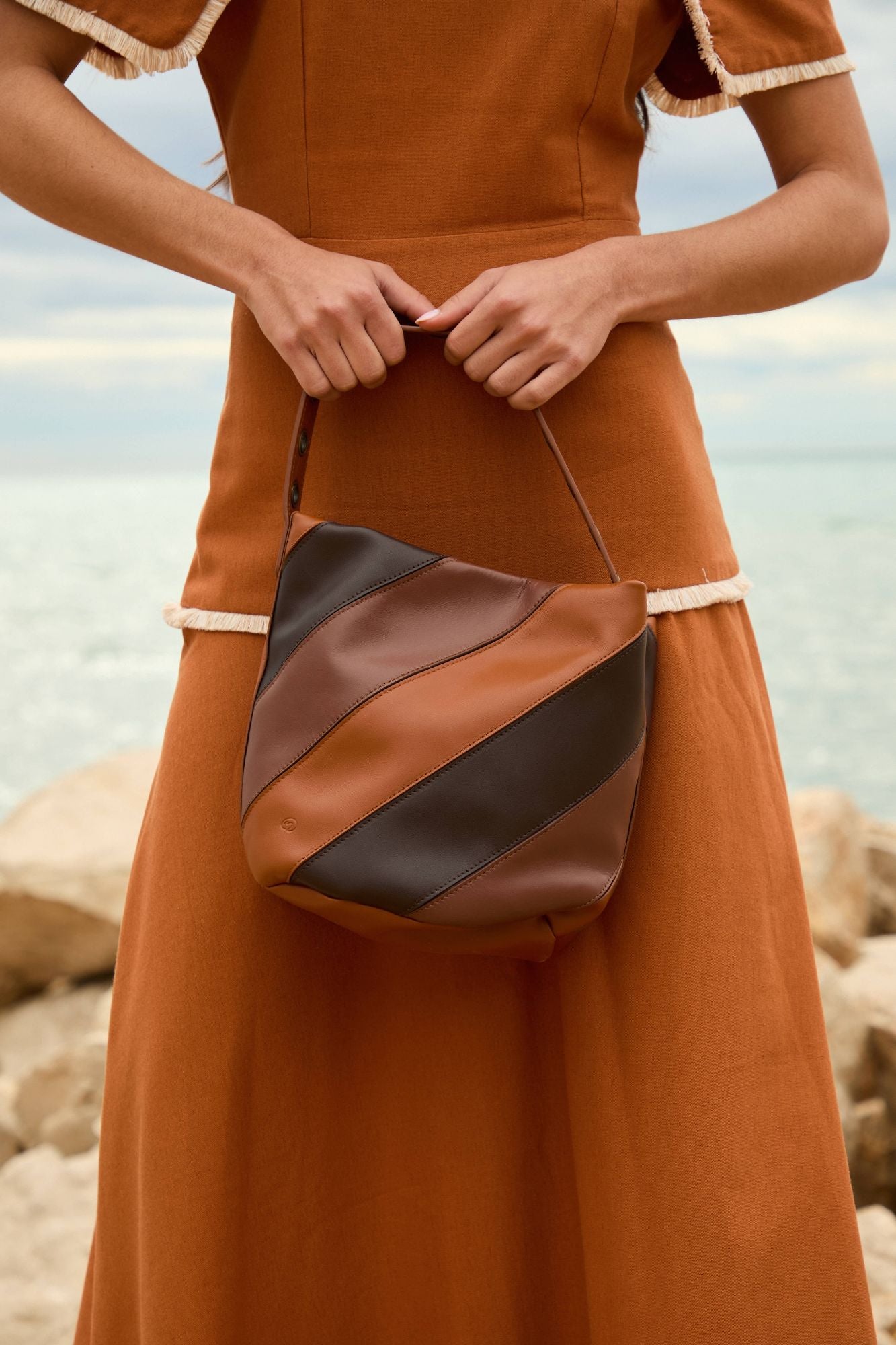 BOLSO BUCKET COMBINADO CUERO