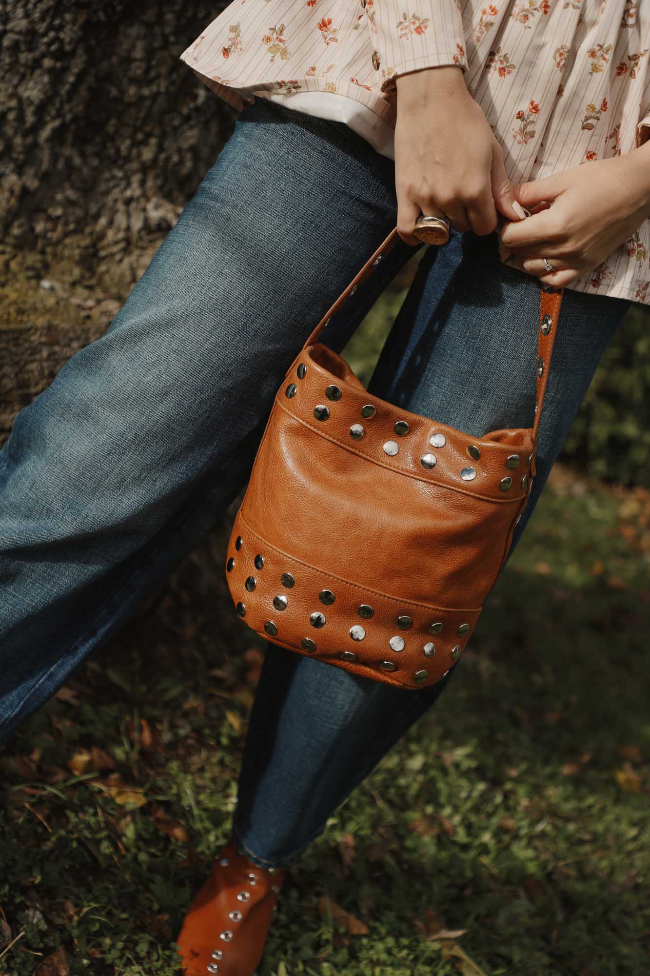 BOLSO BUCKET MINI TACHAS AVELLANA