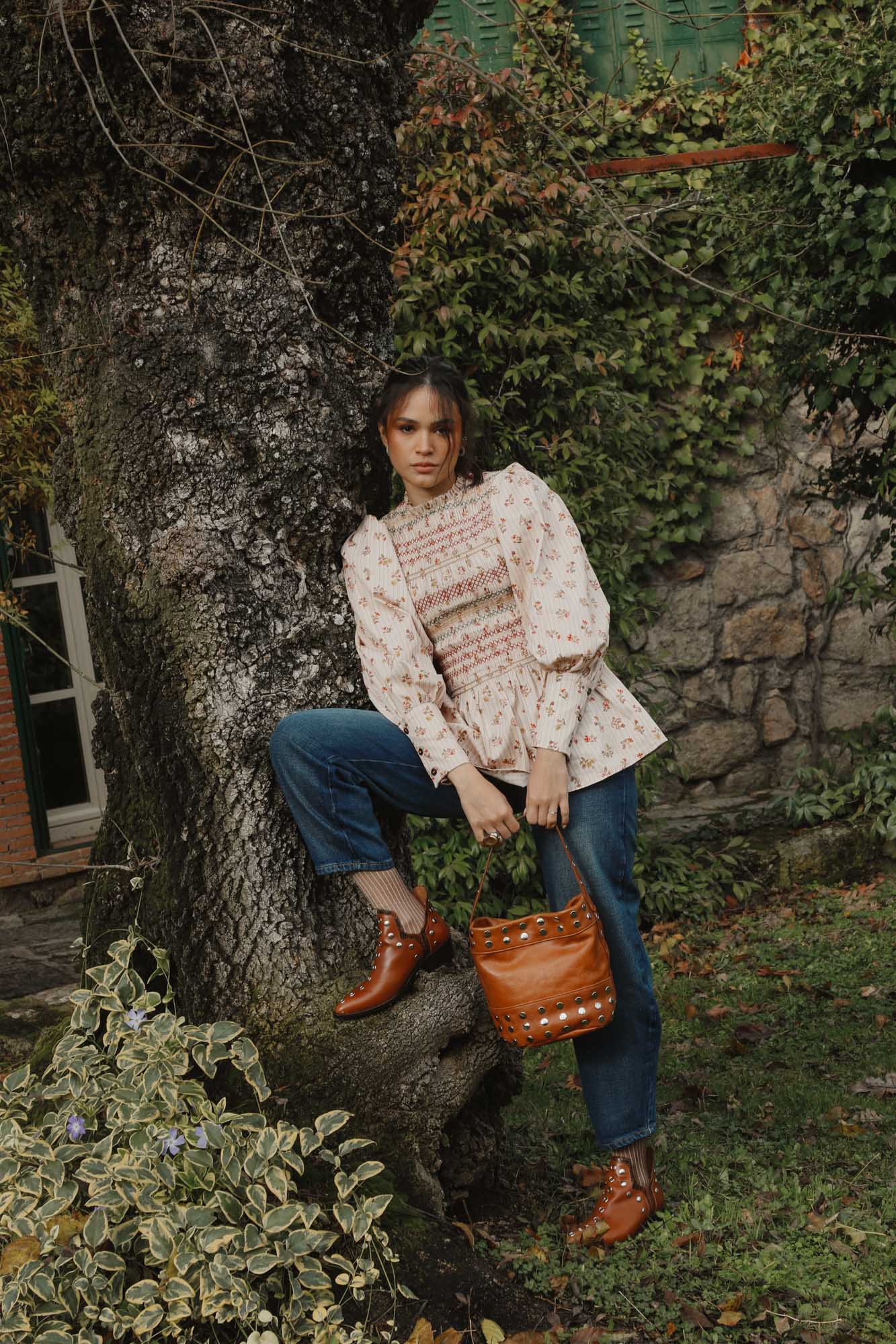 BOLSO BUCKET MINI TACHAS AVELLANA