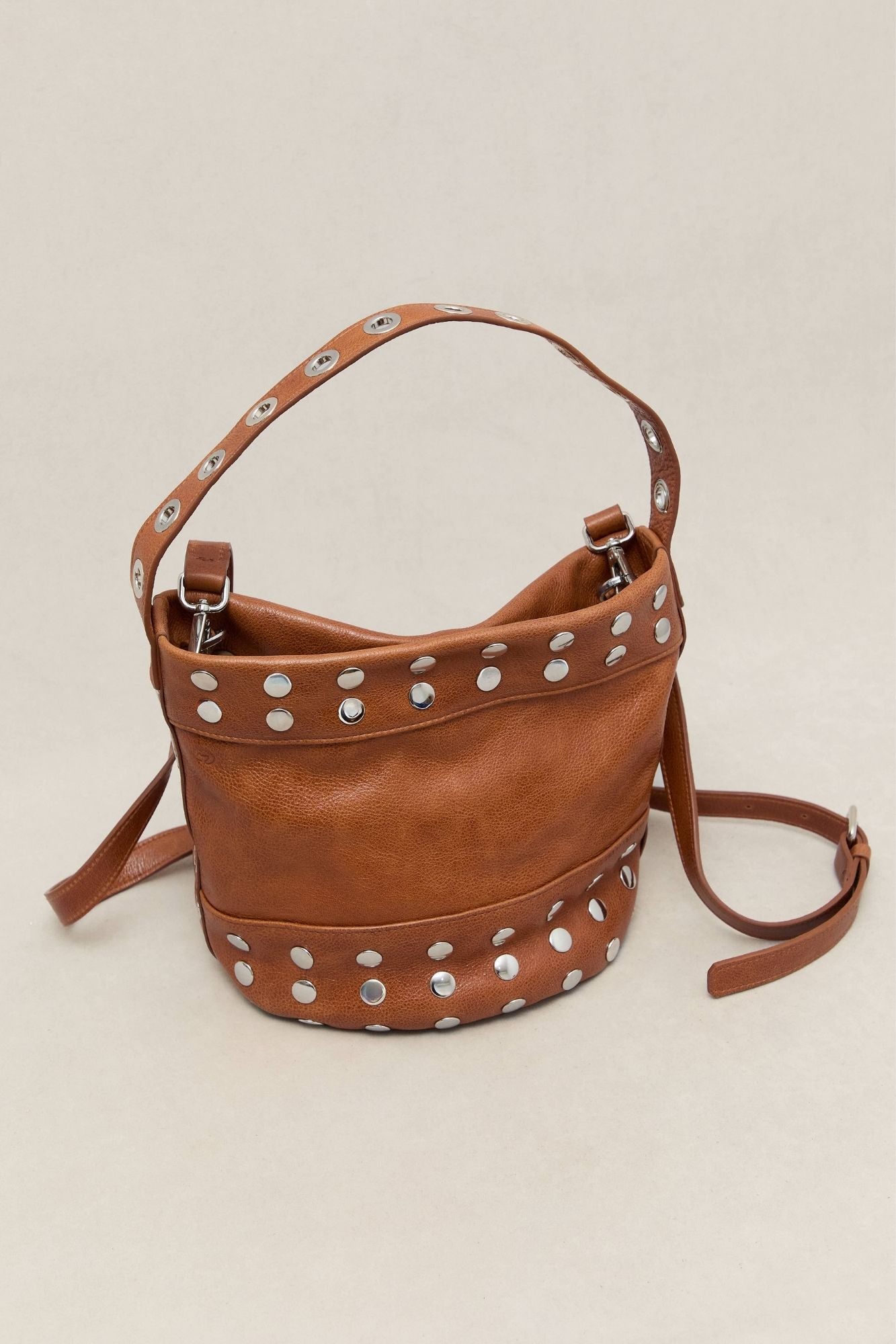 BOLSO BUCKET MINI TACHAS AVELLANA