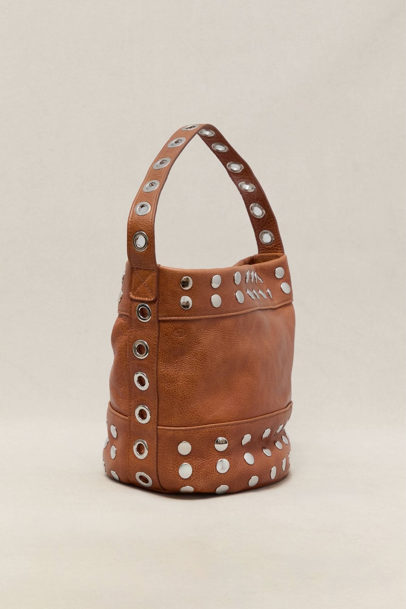 BOLSO BUCKET MINI TACHAS AVELLANA
