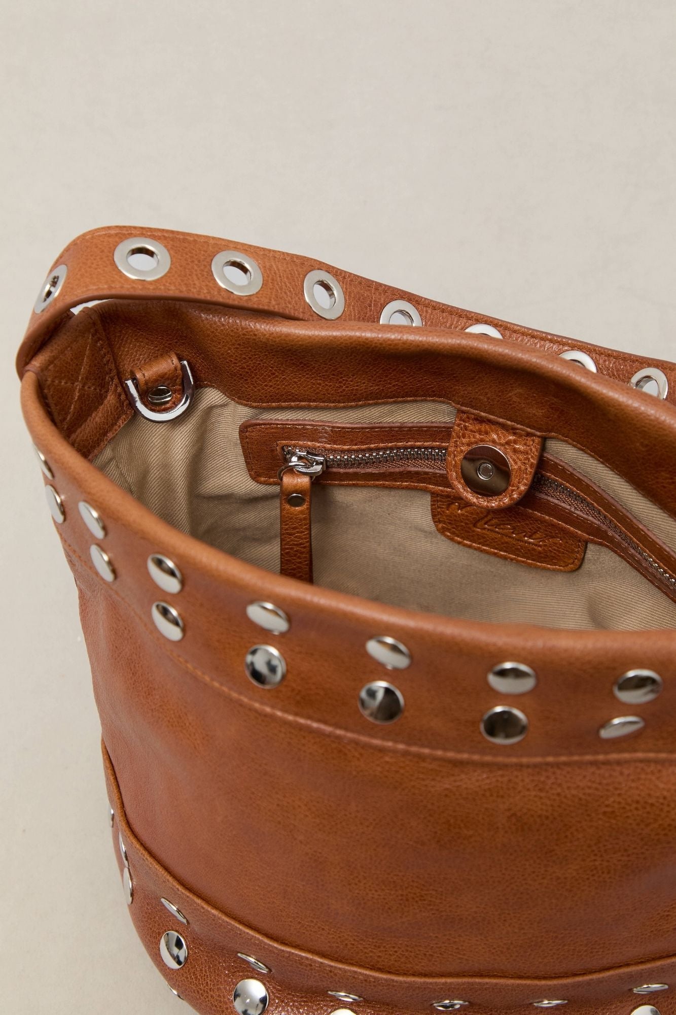 BOLSO BUCKET MINI TACHAS AVELLANA