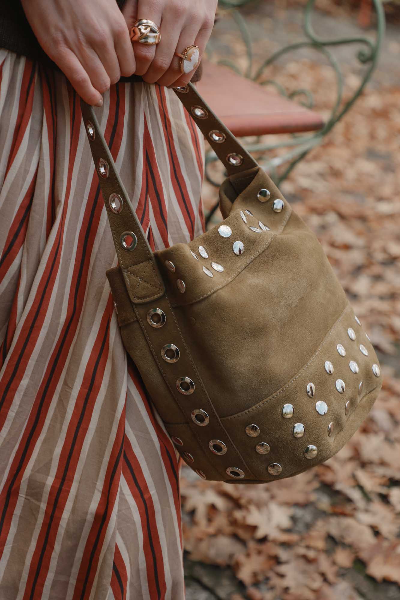 BOLSO BUCKET MINI TACHAS SERRAJE TOSTADO