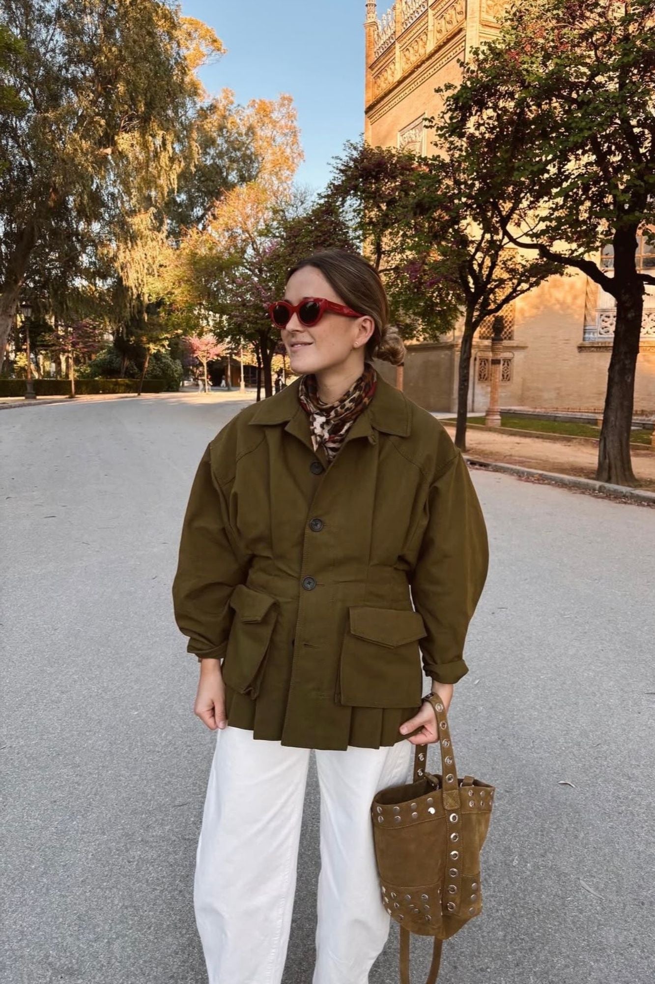 BOLSO BUCKET MINI TACHAS SERRAJE TOSTADO