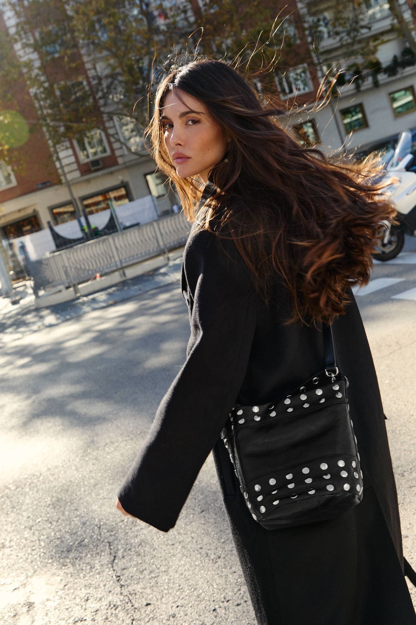 BOLSO BUCKET MINI NEGRO TACHAS