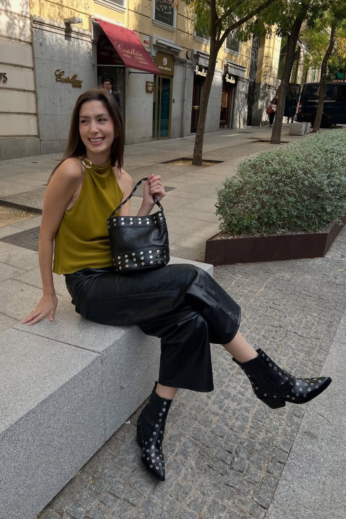 BOLSO BUCKET MINI NEGRO TACHAS