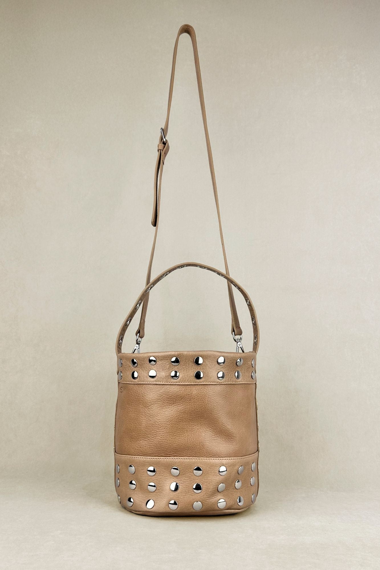 BOLSO BUCKET MINI TACHAS LATTE