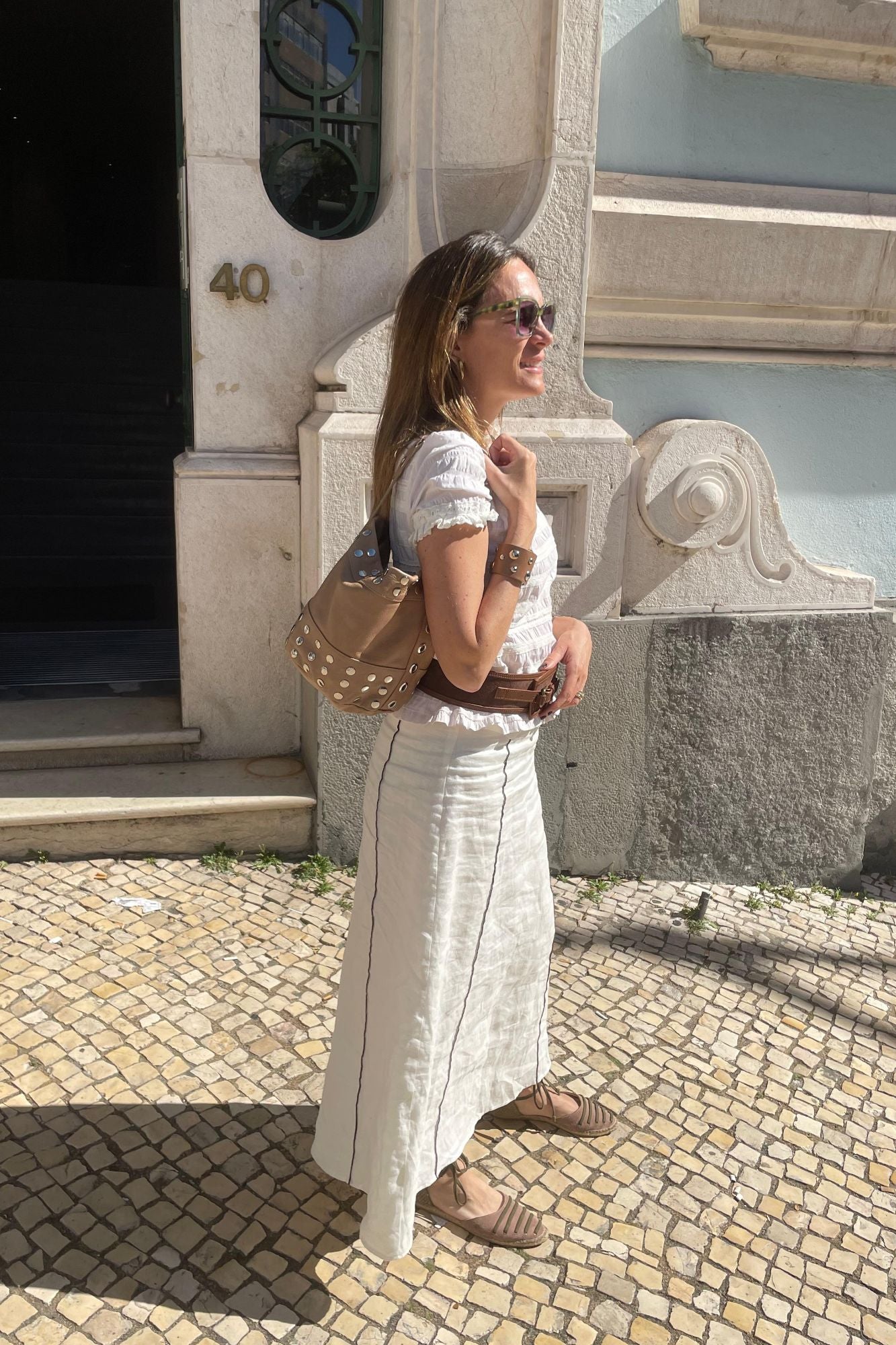 BOLSO BUCKET MINI TACHAS LATTE