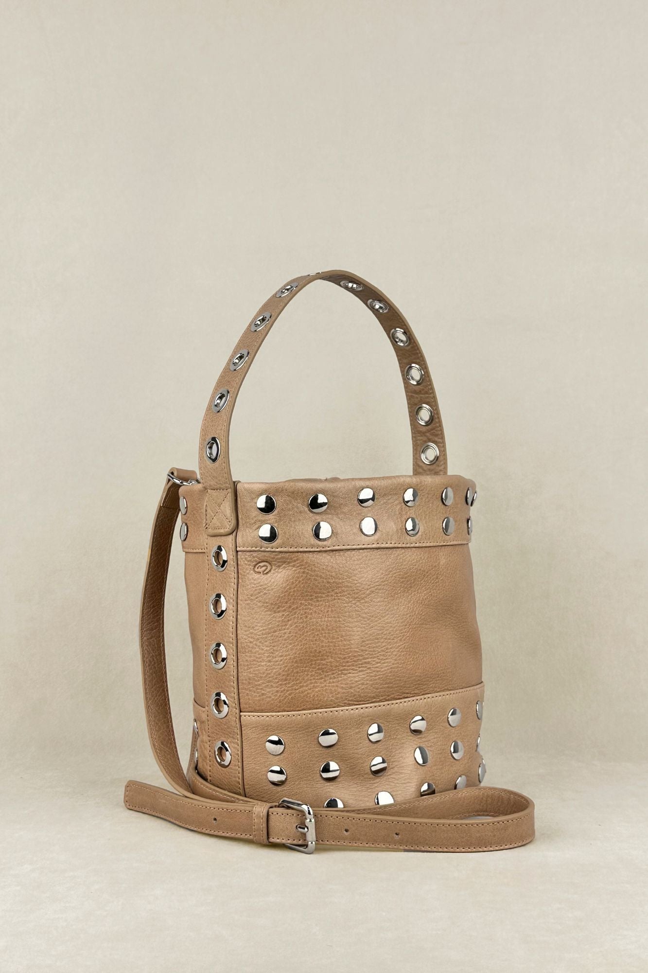 BOLSO BUCKET MINI TACHAS LATTE