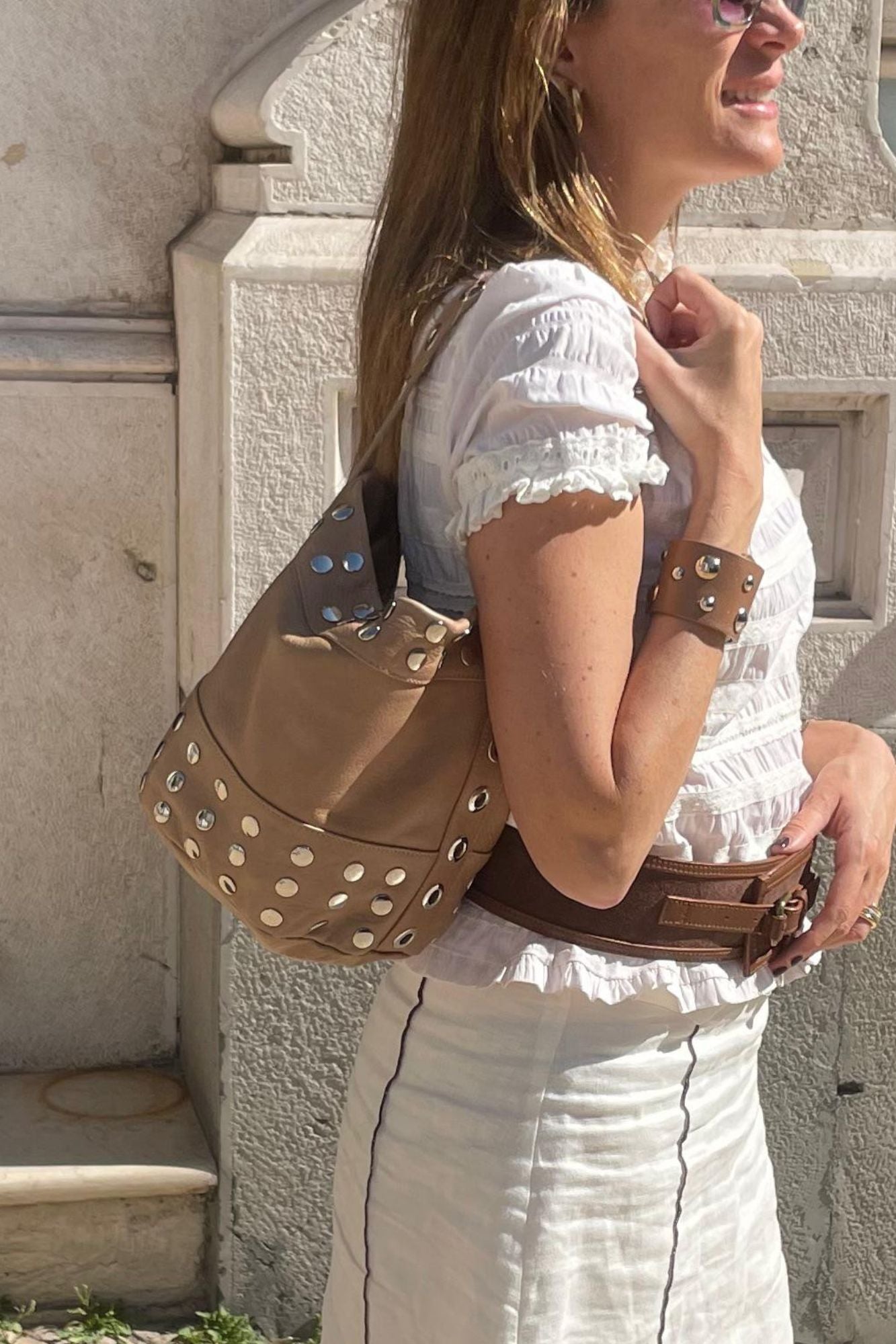 BOLSO BUCKET MINI TACHAS LATTE