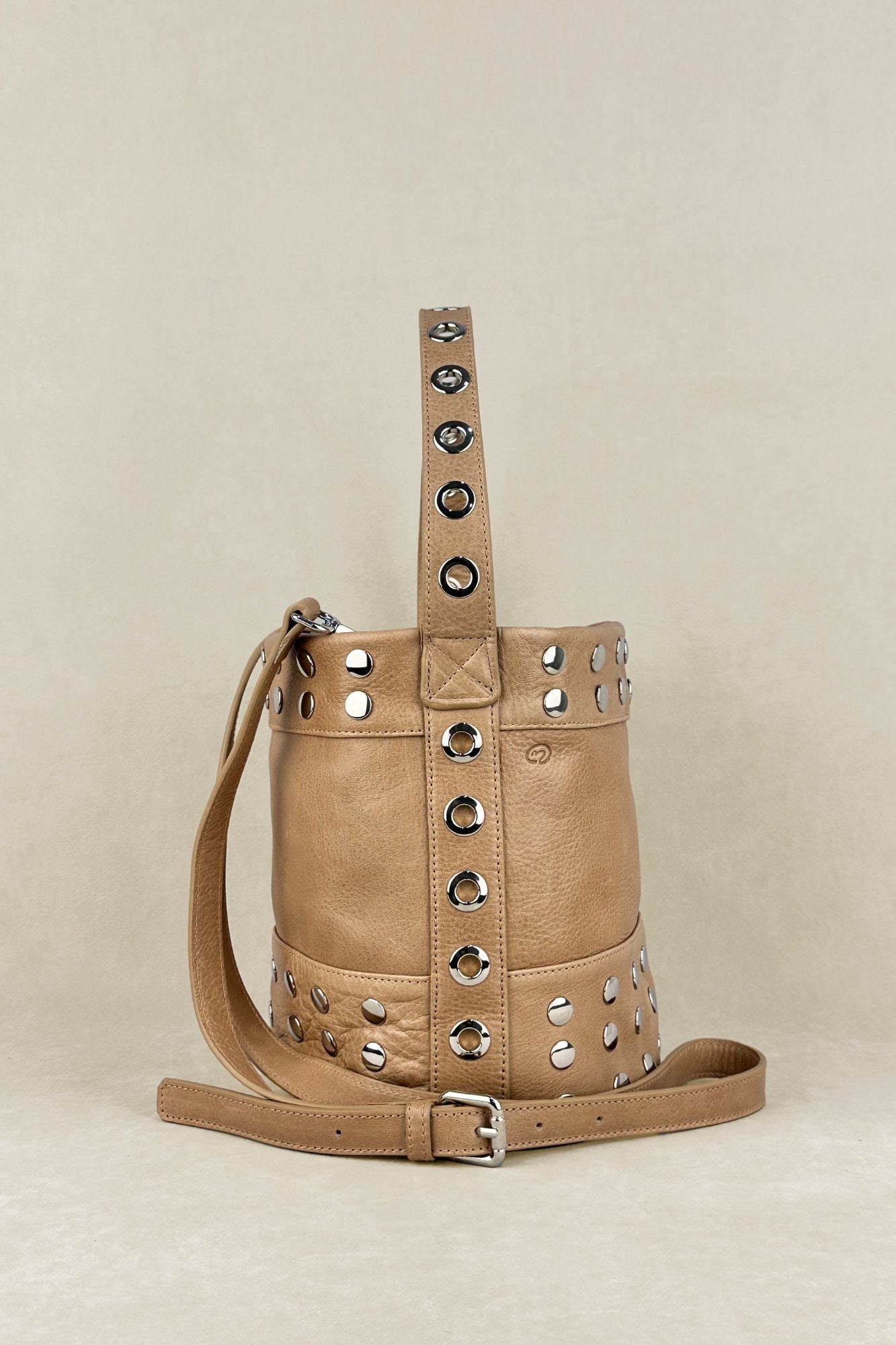 BOLSO BUCKET MINI TACHAS LATTE