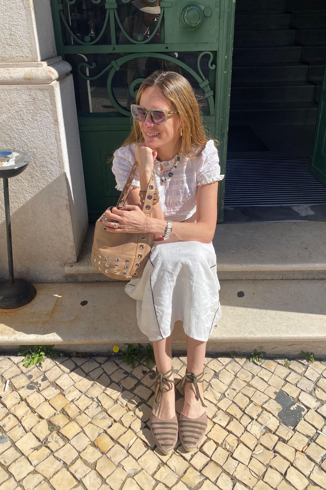 BOLSO BUCKET MINI TACHAS LATTE