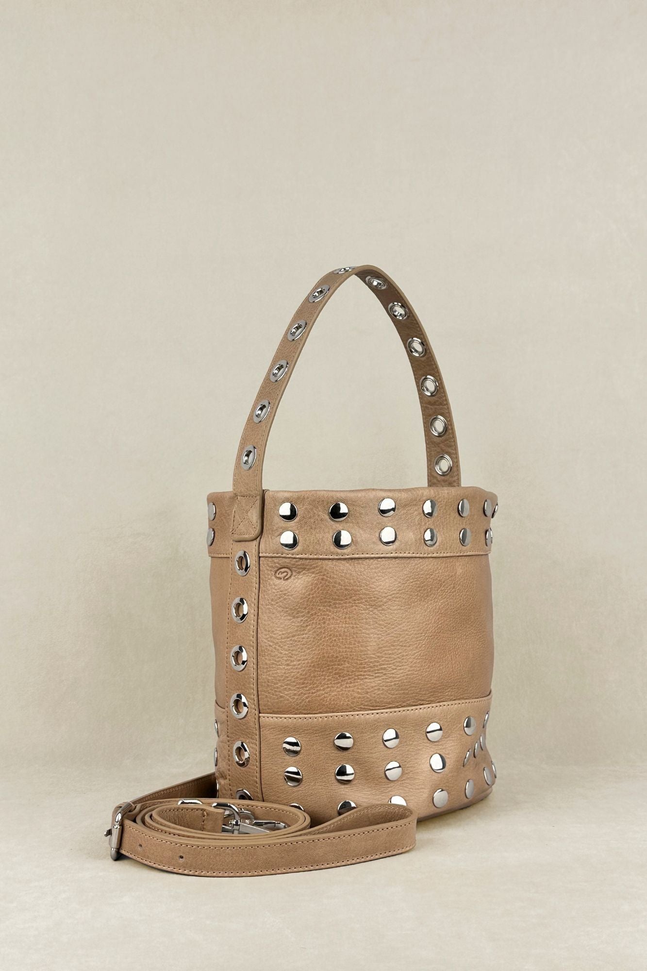 BOLSO BUCKET MINI TACHAS LATTE