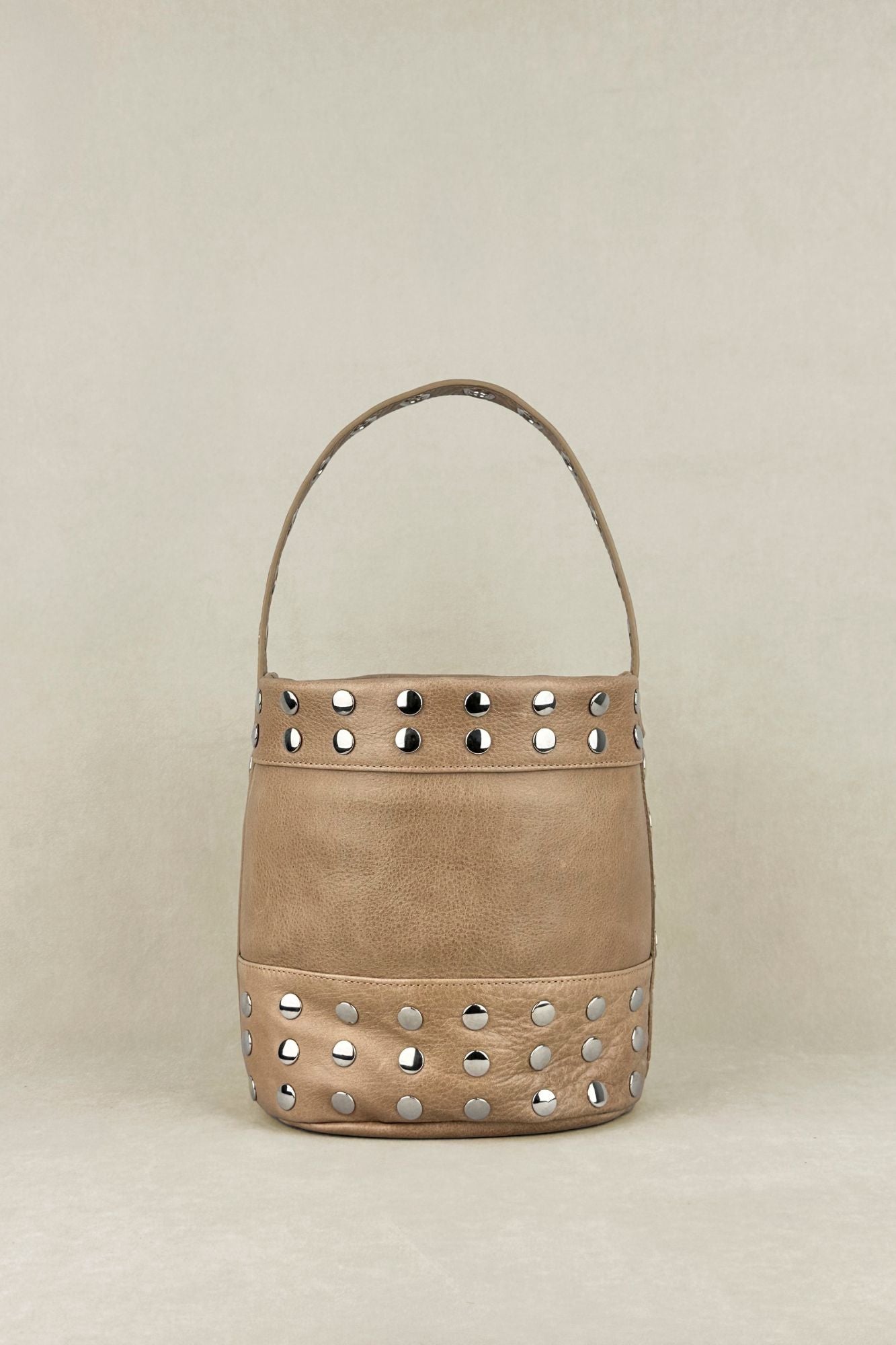 BOLSO BUCKET MINI TACHAS LATTE