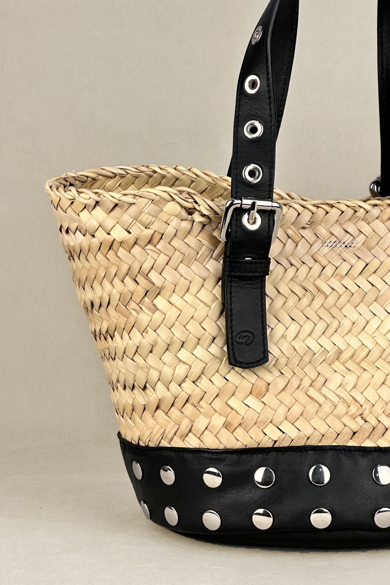 BOLSO BUCKET PALMA TACHAS NEGRO