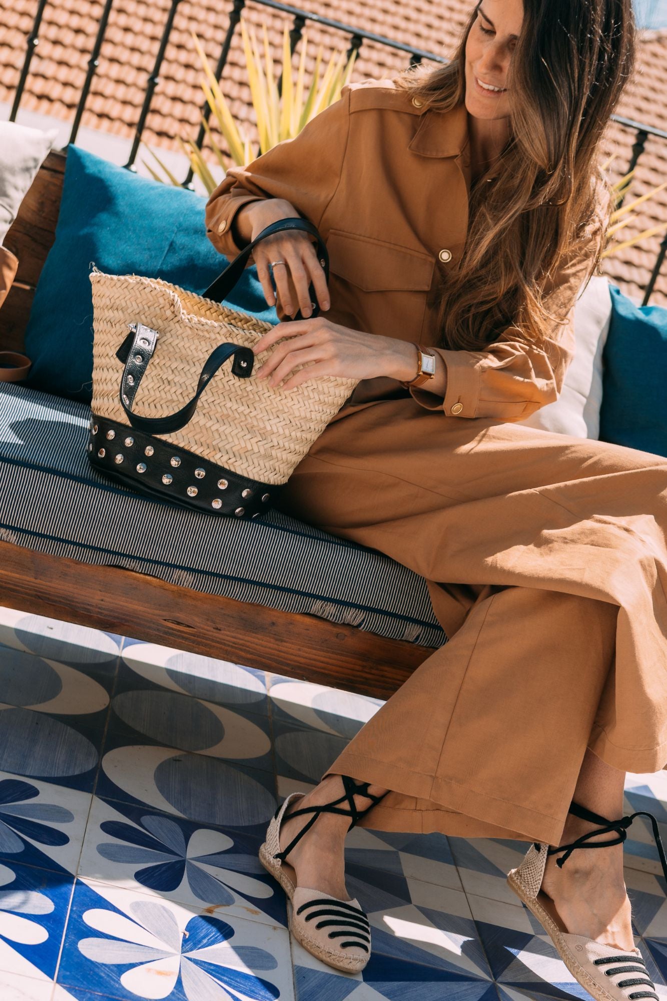 BOLSO BUCKET PALMA TACHAS NEGRO