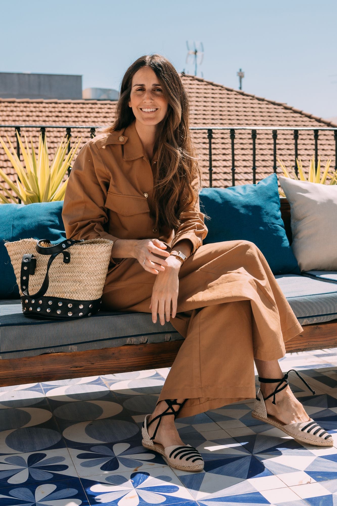 BOLSO BUCKET PALMA TACHAS NEGRO