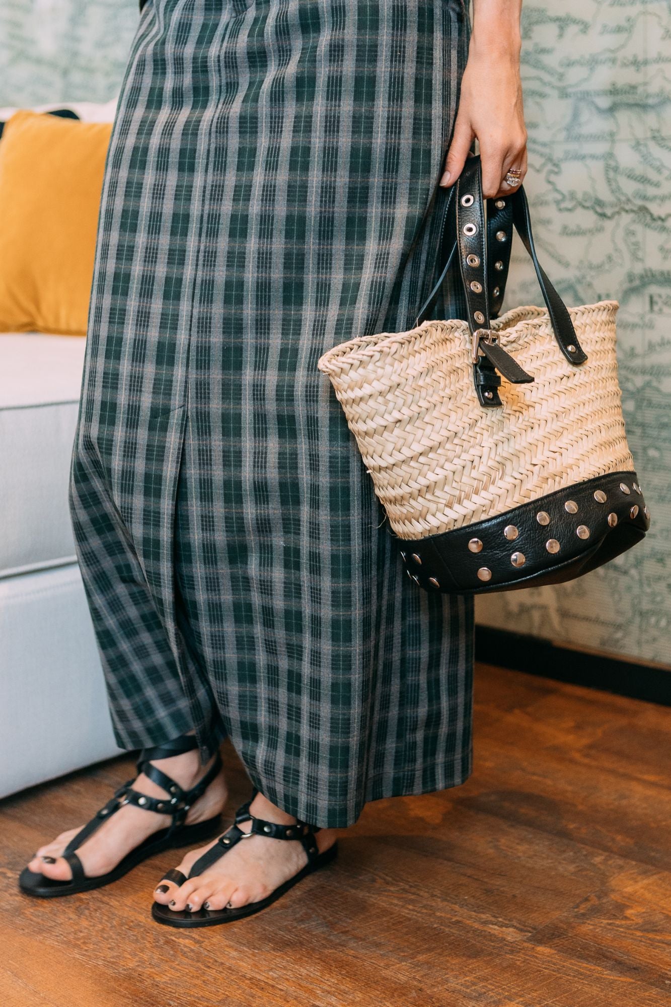 BOLSO BUCKET PALMA TACHAS NEGRO