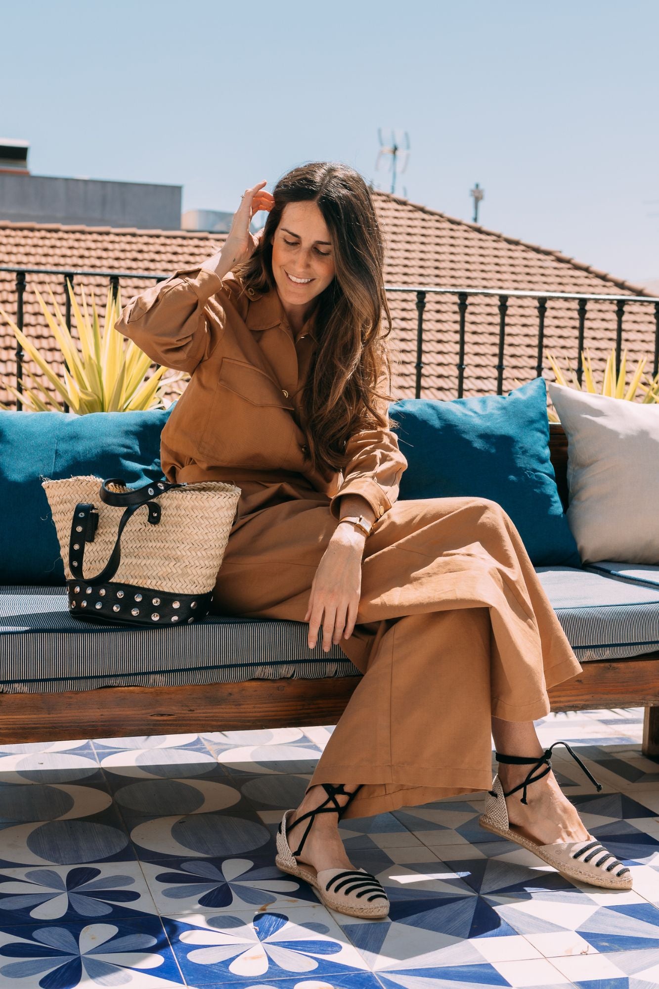 BOLSO BUCKET PALMA TACHAS NEGRO
