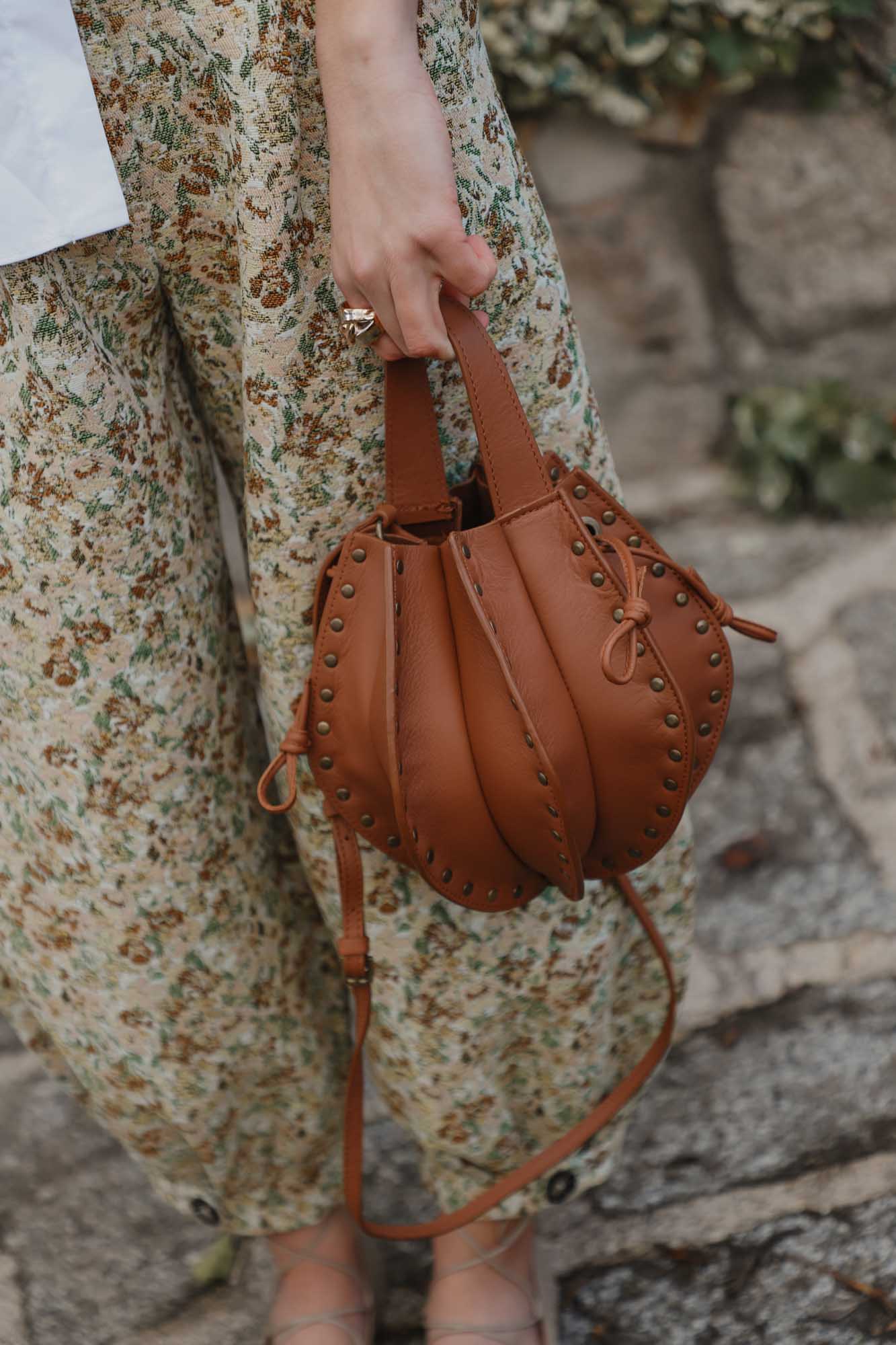 BOLSO FOLDA TACHAS CARAMELO