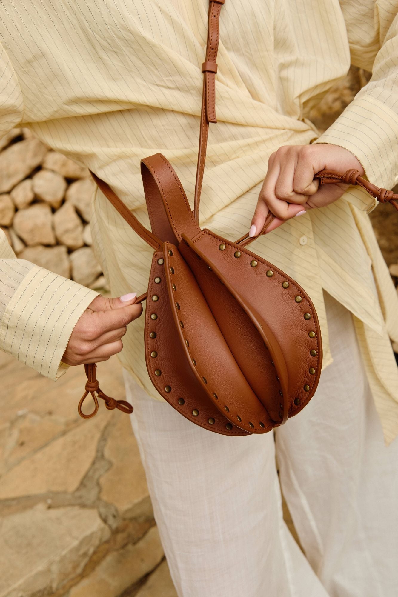 BOLSO FOLDA TACHAS CARAMELO
