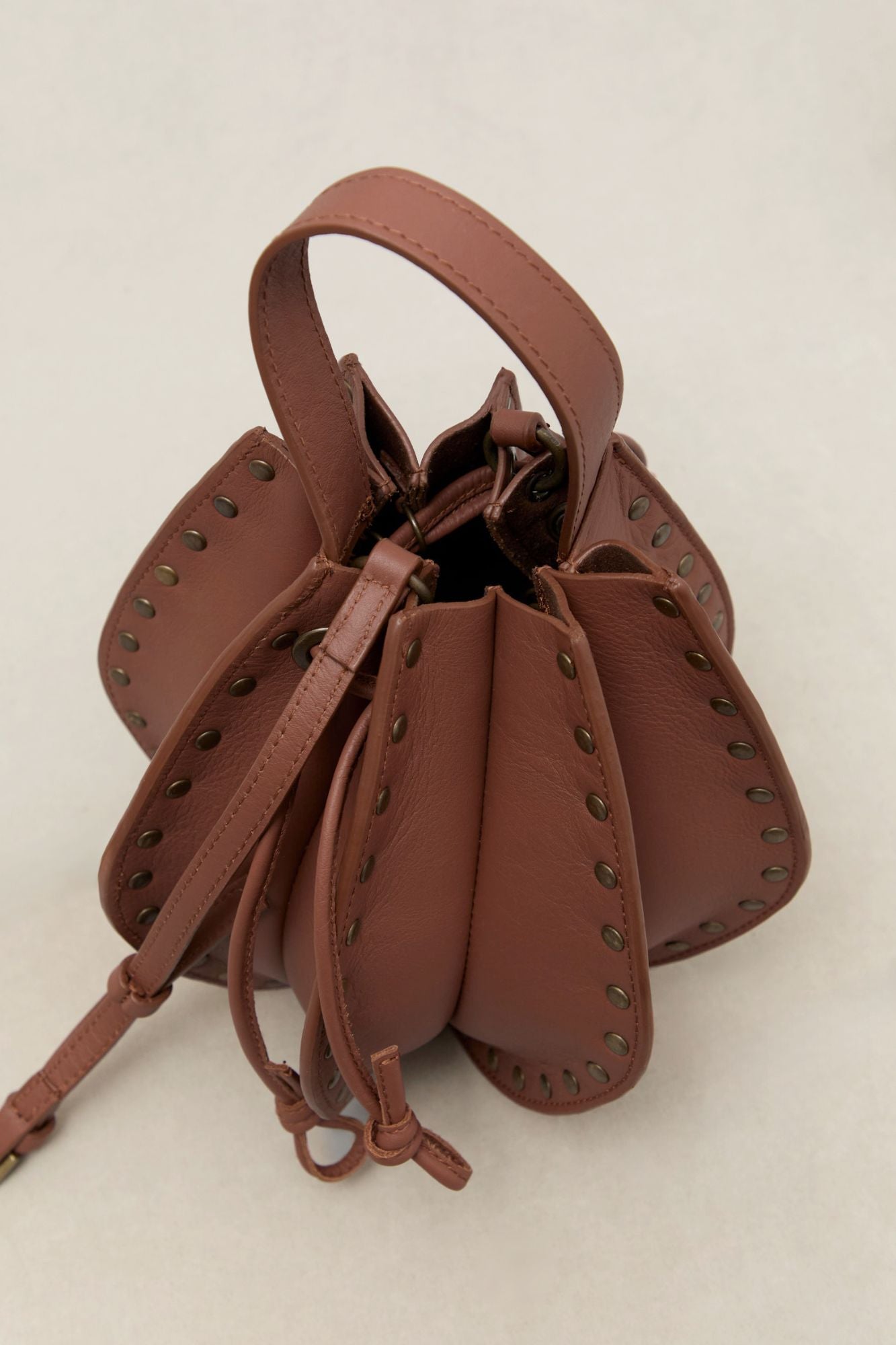 BOLSO FOLDA TACHAS CARAMELO