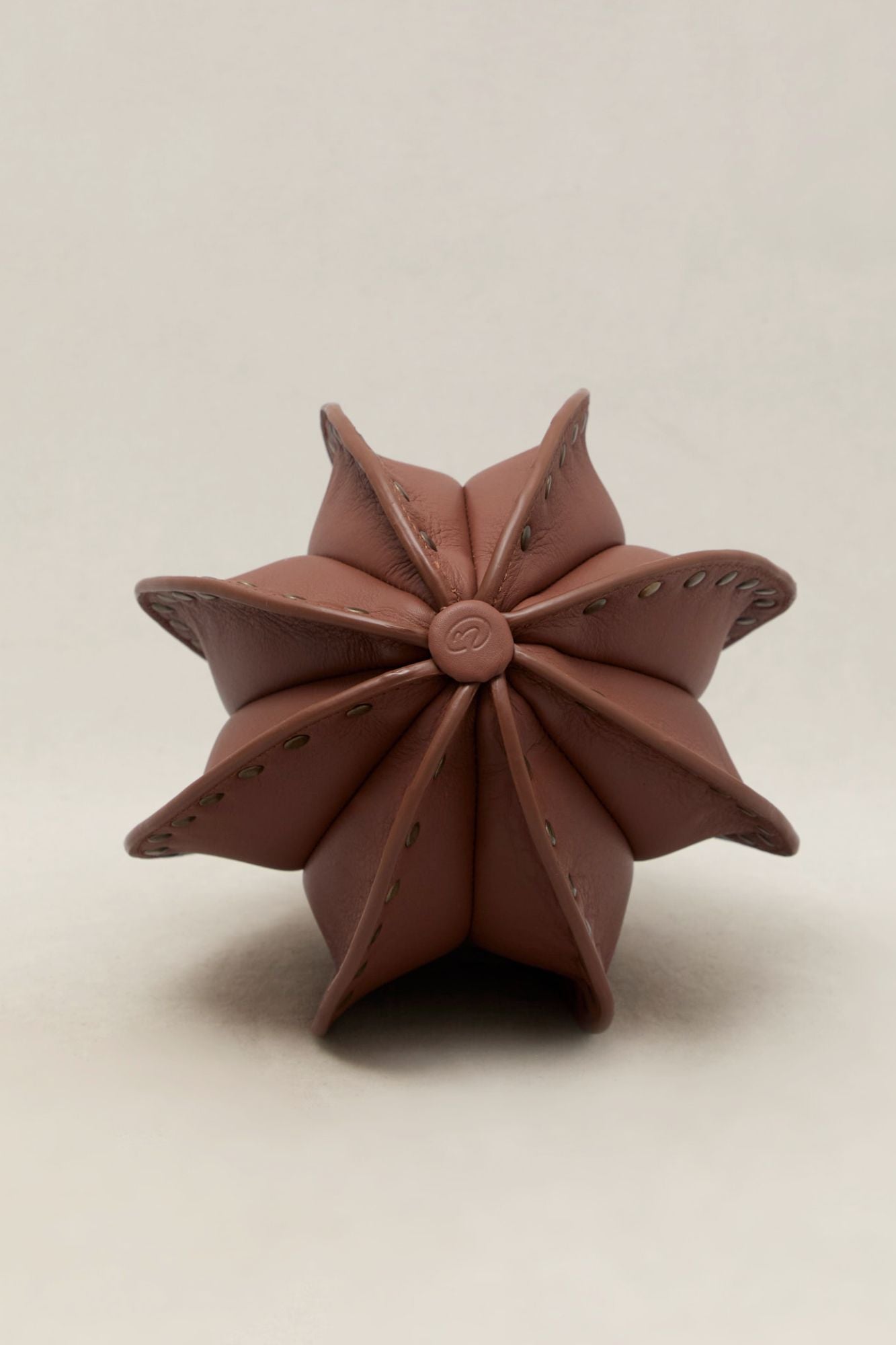 BOLSO FOLDA TACHAS CARAMELO