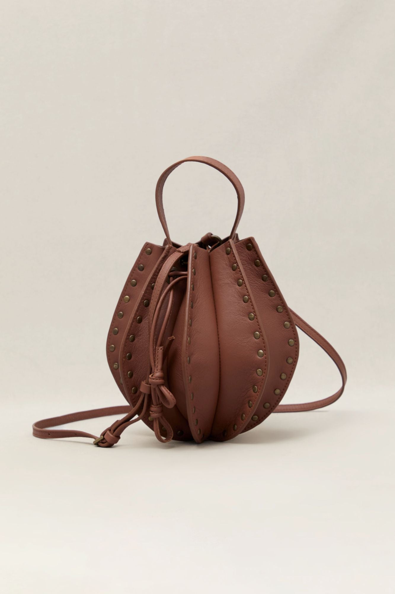 BOLSO FOLDA TACHAS CARAMELO