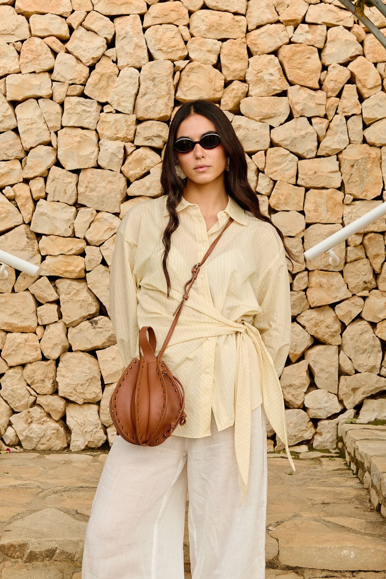 BOLSO FOLDA TACHAS CARAMELO