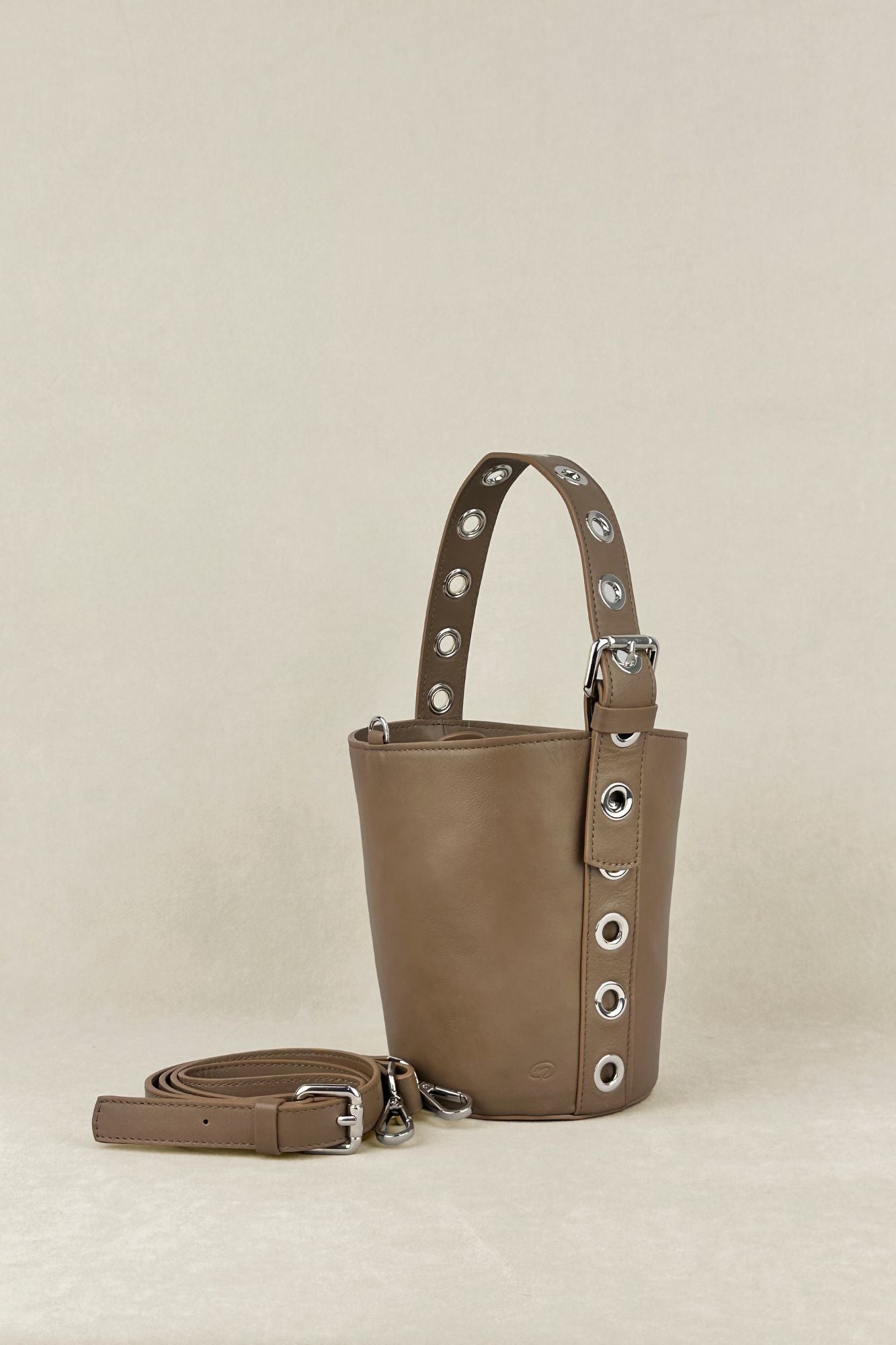 BOLSO CUBO TRUFITA TACHAS