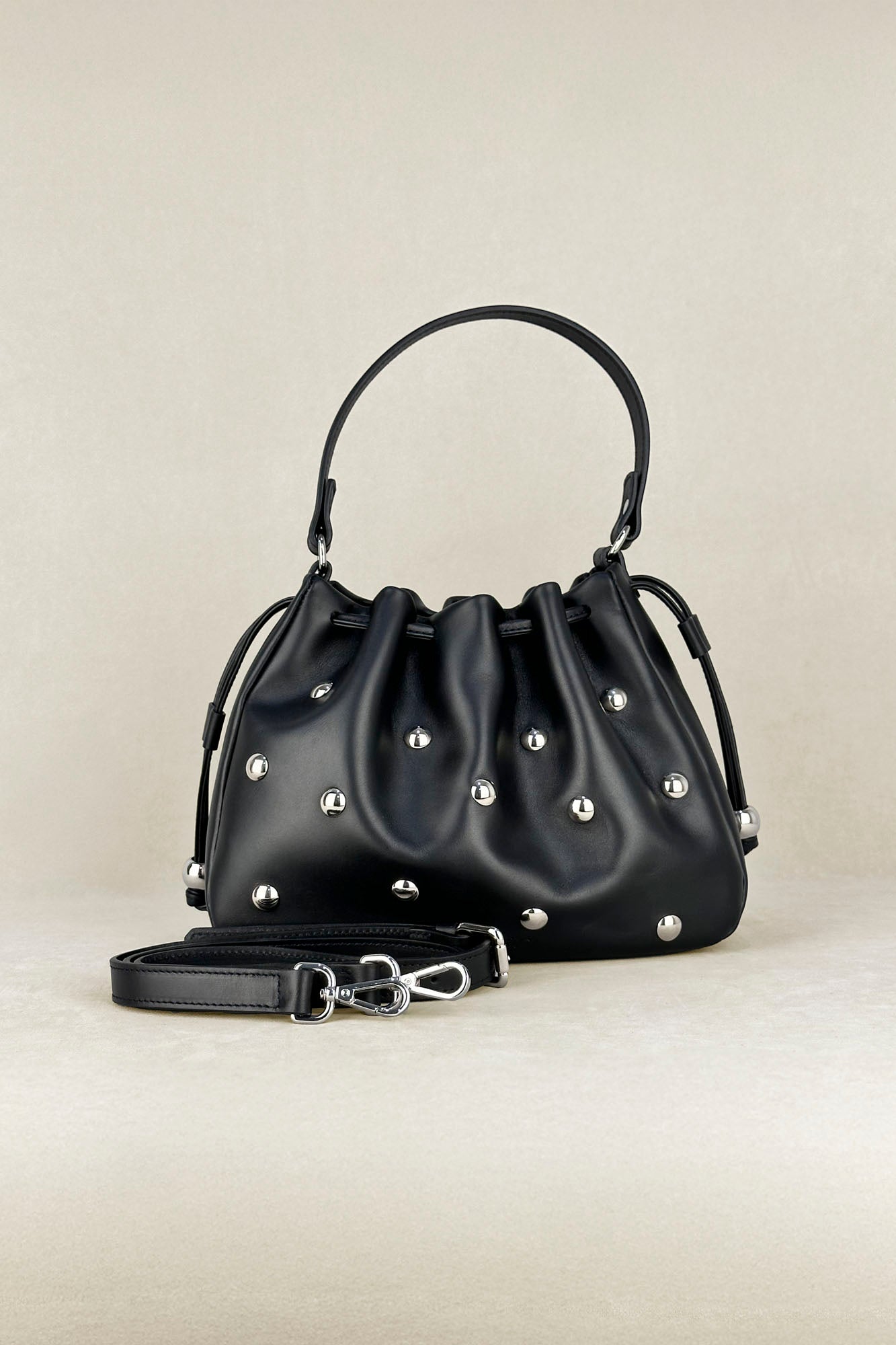 BOLSO BOMBONERA TACHAS NEGRO