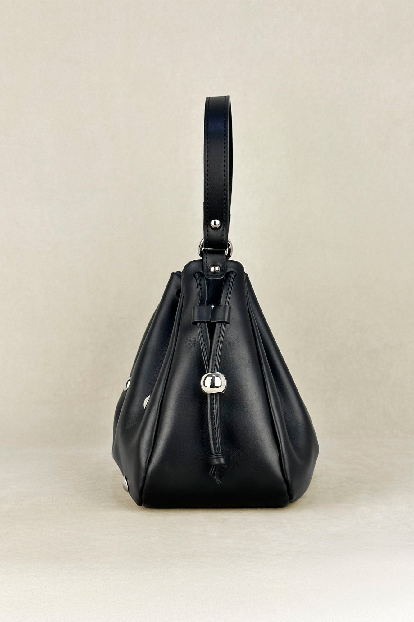 BOLSO BOMBONERA TACHAS NEGRO