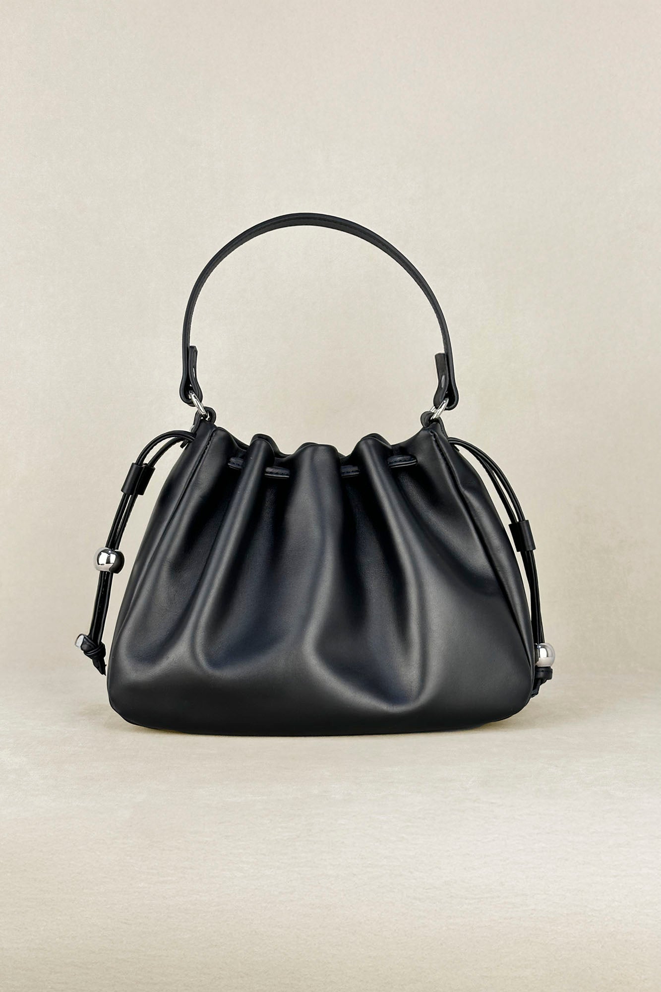 BOLSO BOMBONERA TACHAS NEGRO