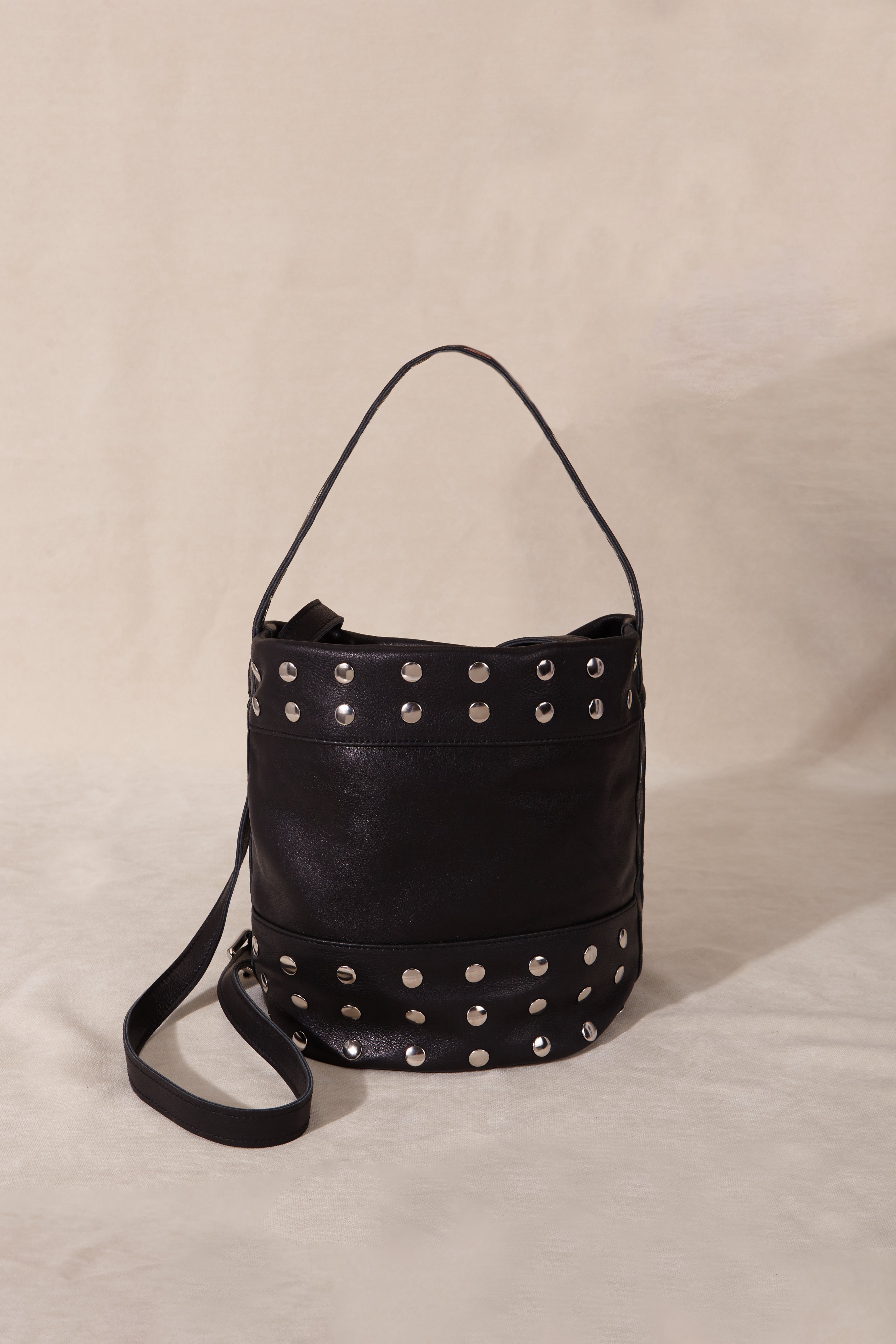 BOLSO BUCKET MINI NEGRO TACHAS