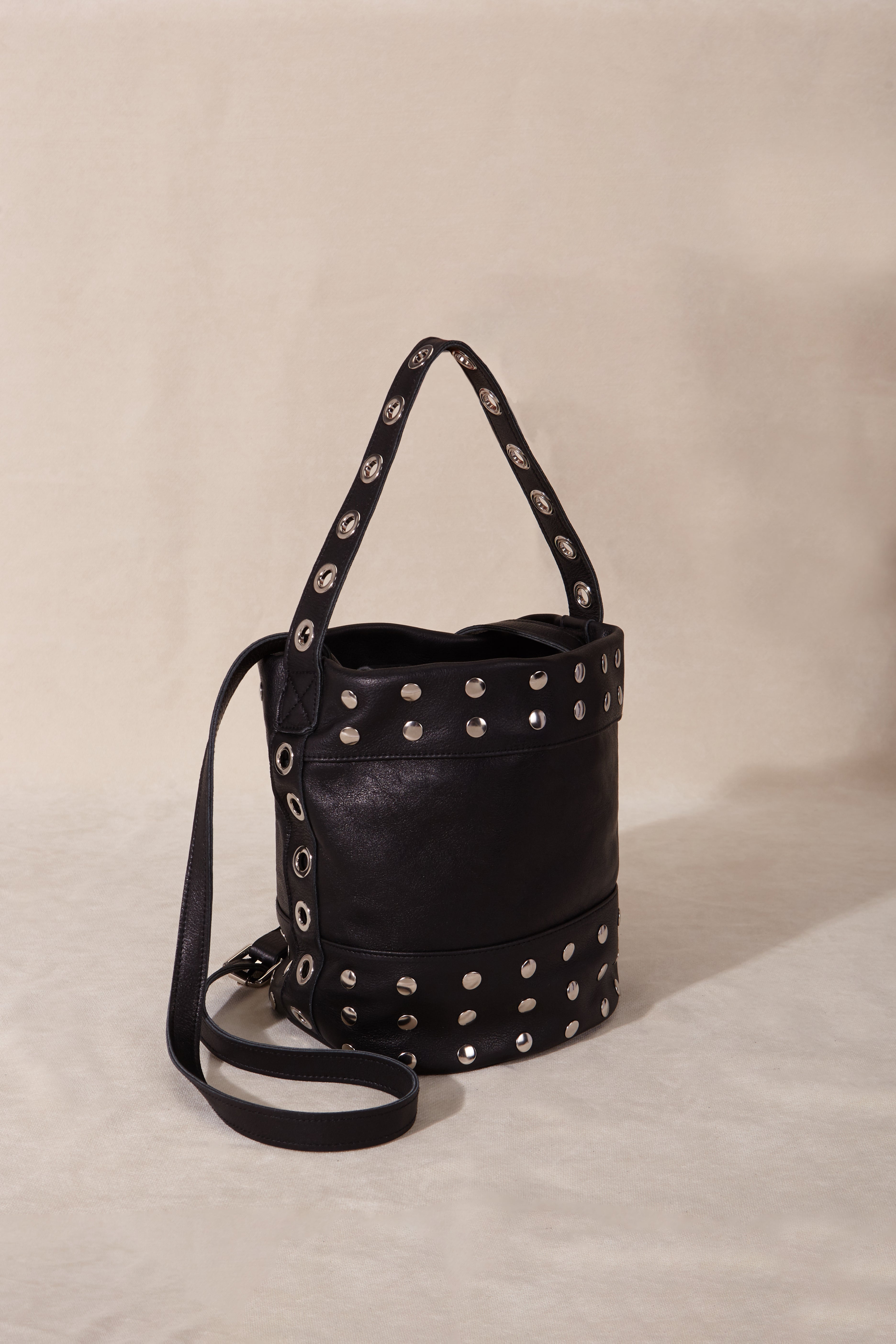 BOLSO BUCKET MINI NEGRO TACHAS